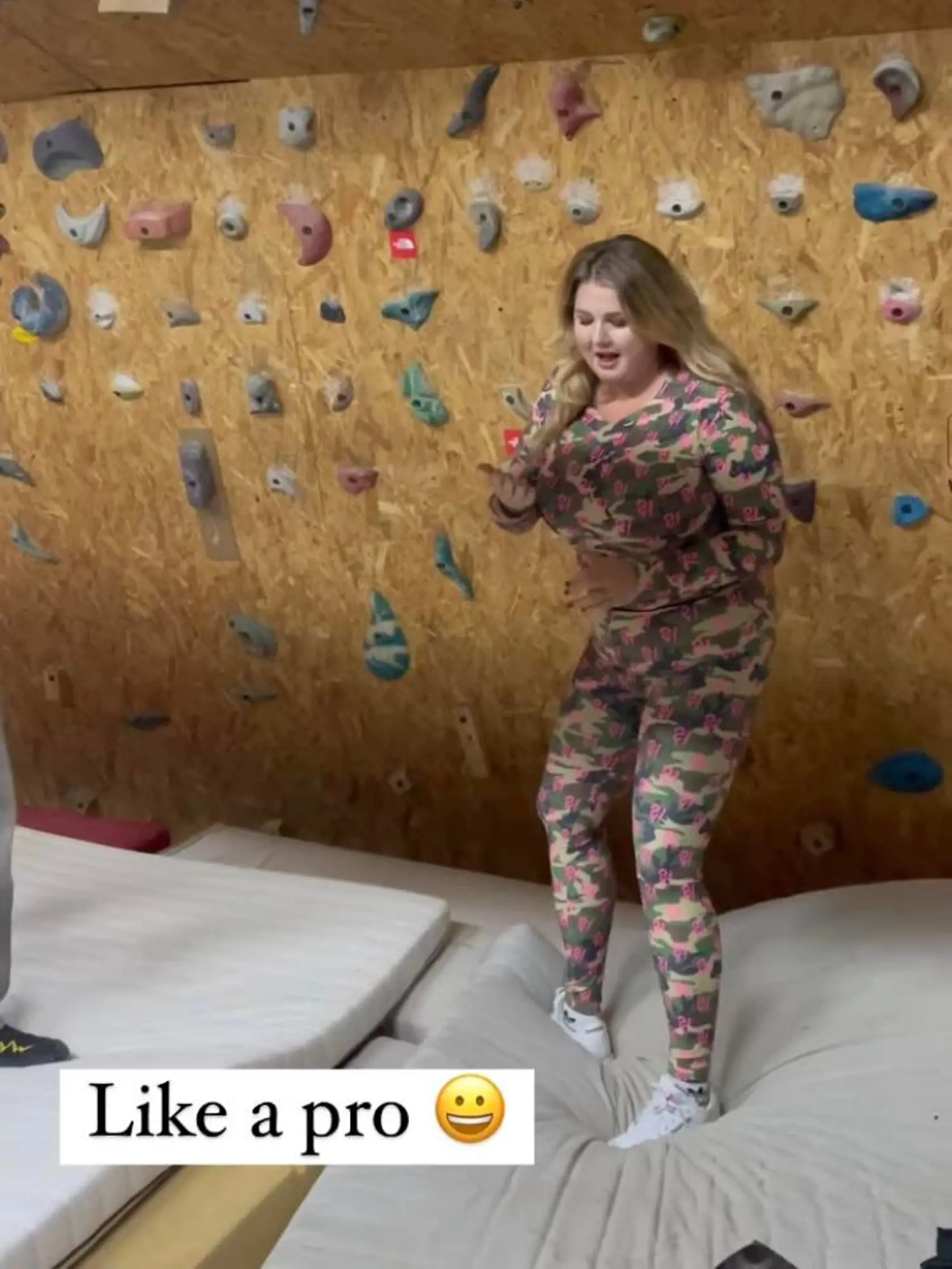 Evelyn sa navliekla do elastického overalu a išla na hodinu lezenia.