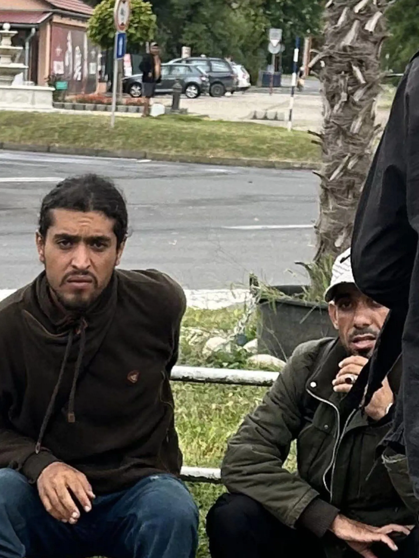 Spia v parkoch, zgrupujú sa pod oknami bytov, nechávajú za sebou haldy odpadu – nápor ilegálnych migrantov začína byť vo viacerých južných okresoch neúnosný. Sťažností občanov je čoraz viacej. Fotografie sú z obcí Slovenské Ďarmoty a Veľká Čalomija z 3.9.2023 , spolu ďalších približne 110 nelegálnych imigrantov.