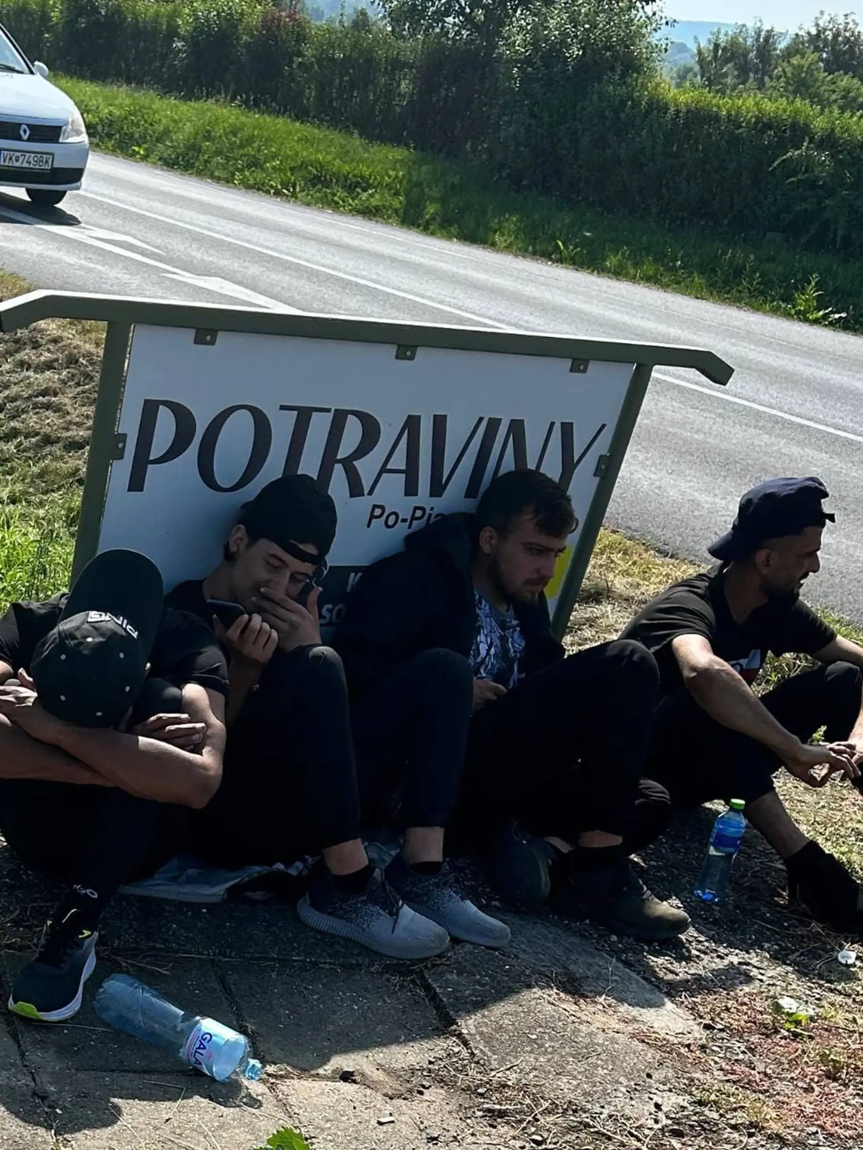 V blízkosti mesta Veľký Krtíš bol zriadený v hale súkromnej spoločnosti záchytný tábor pre migrantov. Aktuálne je v ňom takmer 700 cudzincov, no stále pribúdajú ďalší. Miestni obyvatelia sú celou situáciou právom znepokojení, mnohí z nich sa obávajú o svoju bezpečnosť. Tiež ich hnevá, že o zriadení záchytného tábora pre nelegálnych migrantov mesto nikto neinformoval. Veci sa vraj dozvedajú priebežne a neoficiálnou cestou.