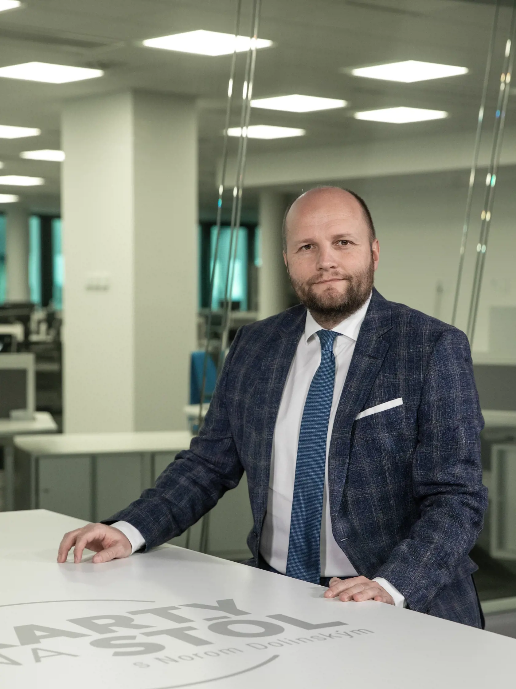 Nasadenie Ozbrojených síl SR je podľa SaS v tejto situácii vítané. Bývalý minister obrany Jaroslav Naď (Demokrati) kritizoval šéfa Smeru-SD Roberta Fica za vyjadrenia k téme nelegálnej migrácie. Exminister tvrdí, že štát má situáciu pod kontrolou a musíme si zvyknúť, že migranti sem budú prúdiť aj niekoľko rokov. "Vždy v lete budú prichádzať utečenci, v zime je ich menej, to je realita," dodal s tým, že v tejto oblasti nebude hrať hru Fica.