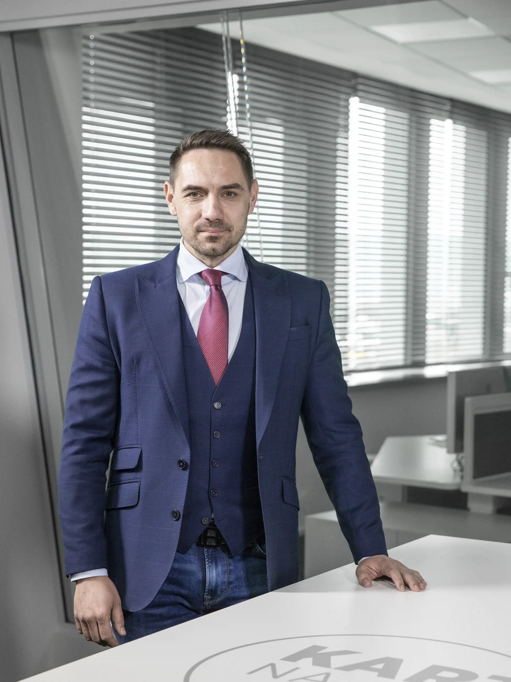Situáciu s nelegálnymi migrantmi na juhu Slovenska kritizoval aj György Gyimesi (Aliancia): “Ódor, Hamran a Čaputová nechcú vidieť migráciu, zakrývajú si pred ňou oči a denno-denne klamú ľudí. Dostávam správy, že v Okolí Veľkého Krtíša, Nových Zámkoch, Dunajskej Strede korzujú desiatky a stovky nelegálnych migrantov. Policajný prezident hovorí o tom, že to problém nie je, že sú to matky s deťmi, ale ja dostávam fotky výlučne o mladých mužoch.