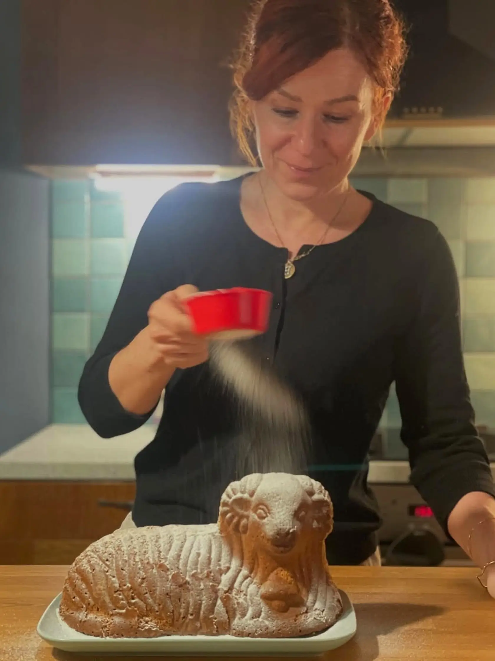 Helena Krajčiová zostala verná tradíciám a upiekla veľkonočného barančeka. 