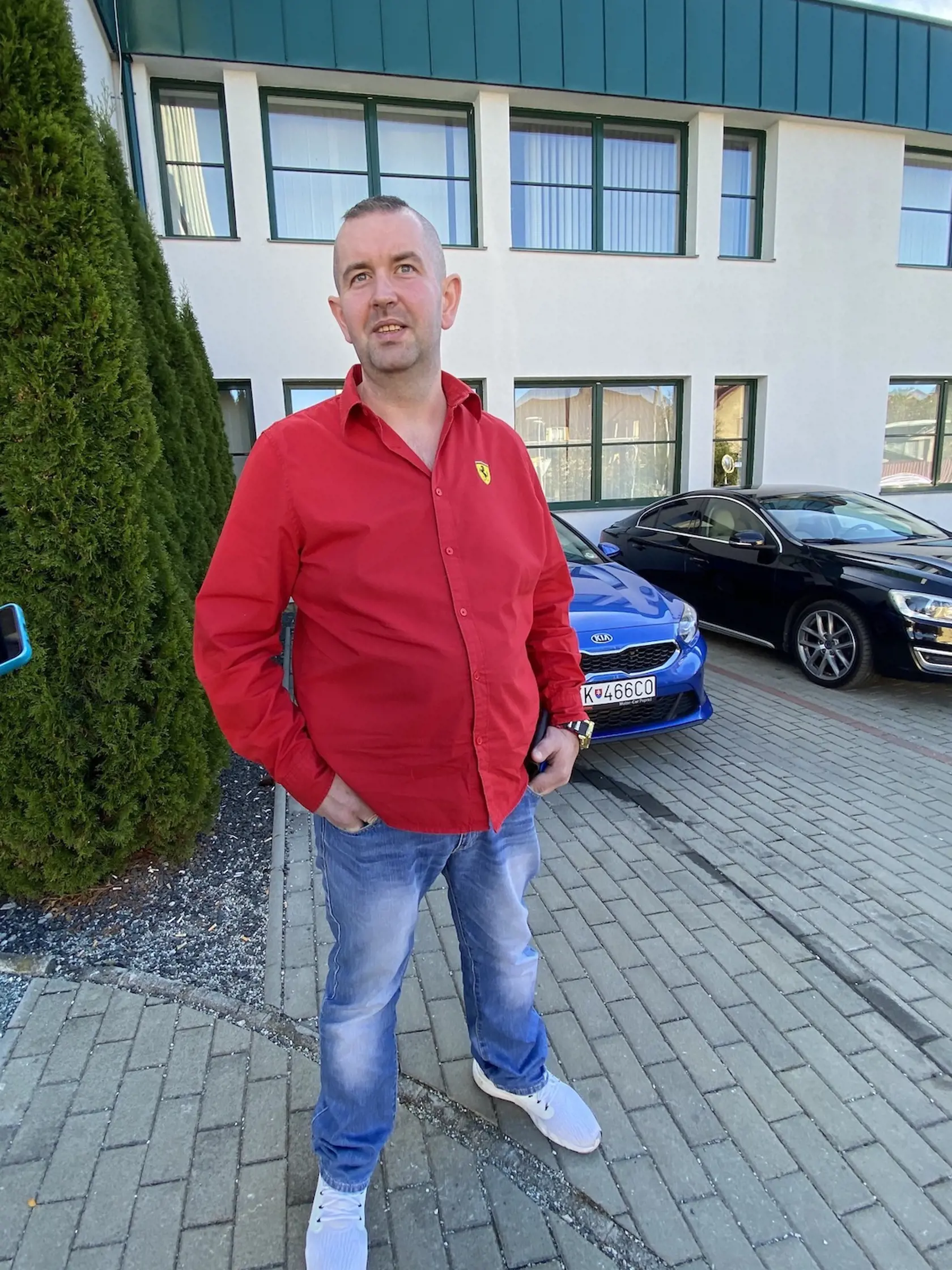 Lukáša Lacka (33) z Veľkej Lomnice zadržali kukláči ako podozrivého z vraždy, no už po pár hodinách sa preukázalo, že je nevinný. No štát si odmieta uznať vinu. Pritomsa na neho vrhli kukláči, v strede obce ho pred dedinčanmi nechali ležať tvárou k zemi v mraze a snehu pol hodiny a potom ho s putami na rukách odvliekli na policajnú stanicu. No už po pár hodinách ho museli prepustiť, lebo sa preukázala jeho nevina.