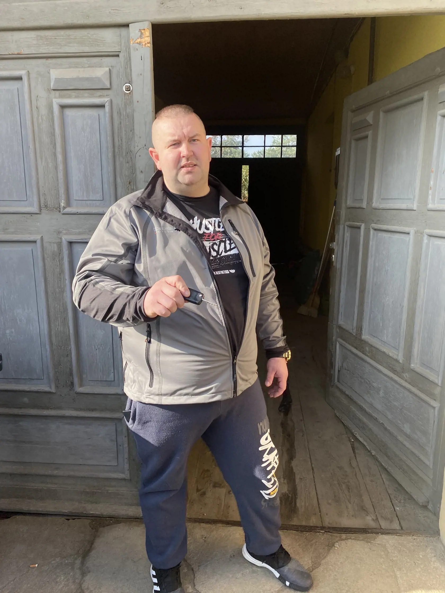 Lukáš pred bránou rodinného domu. Po zásahu kukláčov musel odísť pracovať do zahraničia, domov chodil iba na pojednávania na súd vo veci žaloby, ktorou sa domáhal odškodnenia. Život sa zmenil k zlému po zásahu pre celú jeho rodinu.