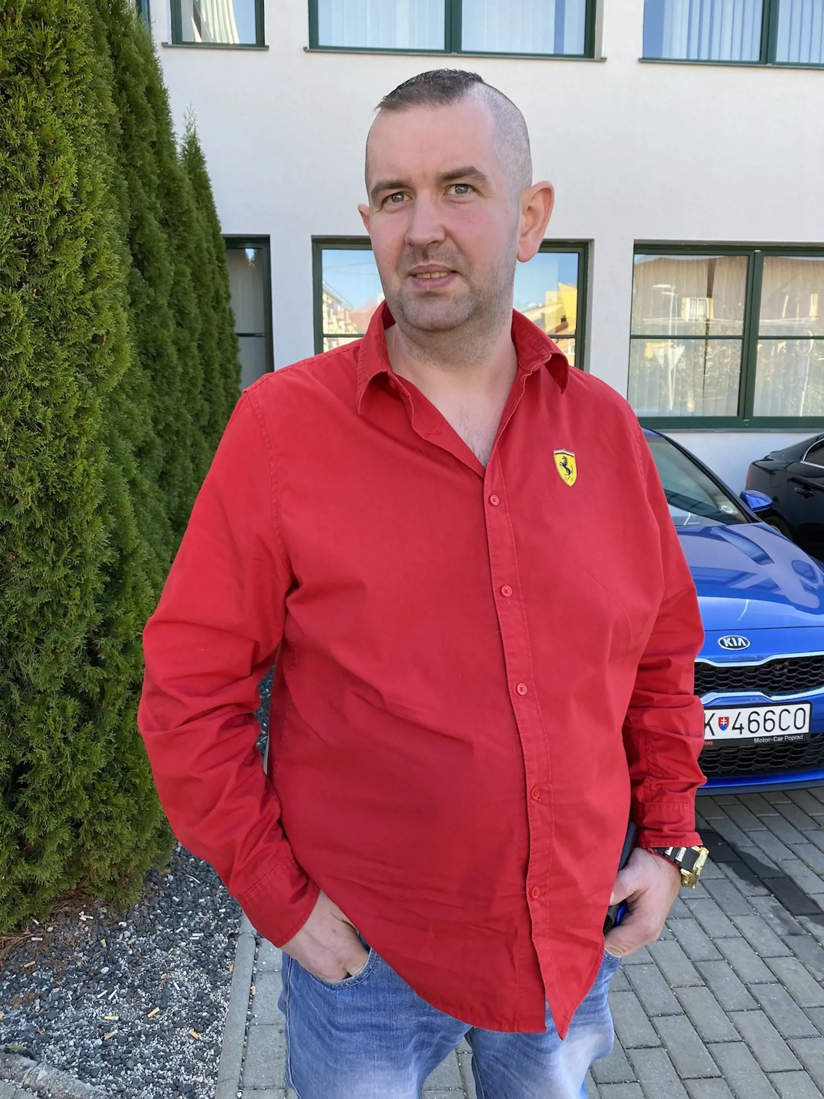 Lukáša Lacka (33) z Veľkej Lomnice zadržali kukláči ako podozrivého z vraždy, no už po pár hodinách sa preukázalo, že je nevinný. No štát si odmieta uznať vinu. Pritomsa na neho vrhli kukláči, v strede obce ho pred dedinčanmi nechali ležať tvárou k zemi v mraze a snehu pol hodiny a potom ho s putami na rukách odvliekli na policajnú stanicu. No už po pár hodinách ho museli prepustiť, lebo sa preukázala jeho nevina.