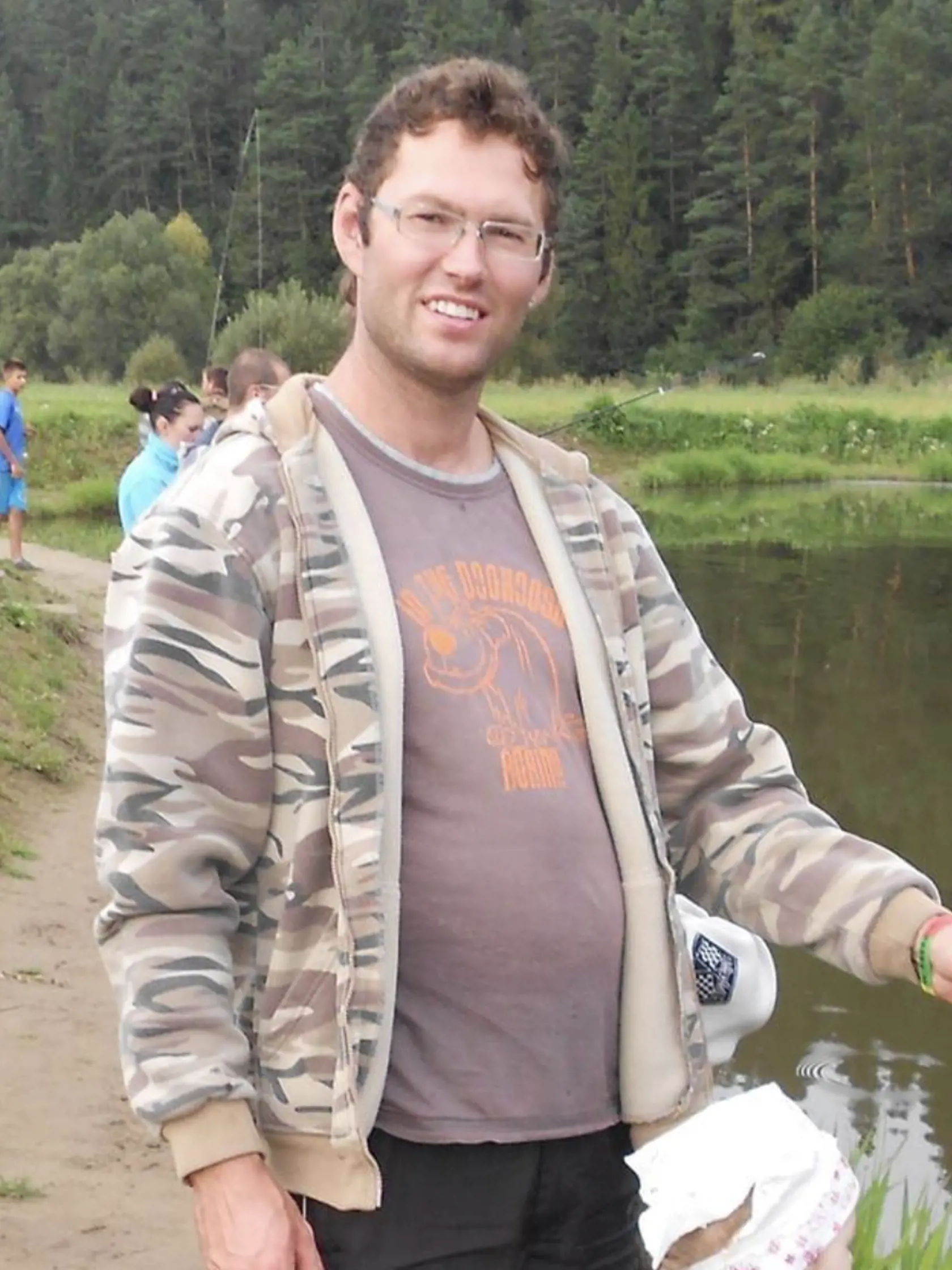 Ján z obce Vojňany v Kežmarskom okrese. Podľa jeho susedov chcel byť od detstva vojakom, no nevyplnilo sa mu to pre zrakovú vadu a tým si vysvetľujú jeho skratové konanie, kedy viackrát na ľudí vytiahol zbraň. Miloval filmy s vojenskou tematikou. Polícia ho obvinila z vraždy pumpára z Veľkej Lomnice, vraždy dôchodcu zo Spišskej Novej Vsi, streľby na snúbencov na ceste medzi Jurským a Holumnicou a zo streľby na policajnú hliadku v Liptovskom Hrádku.