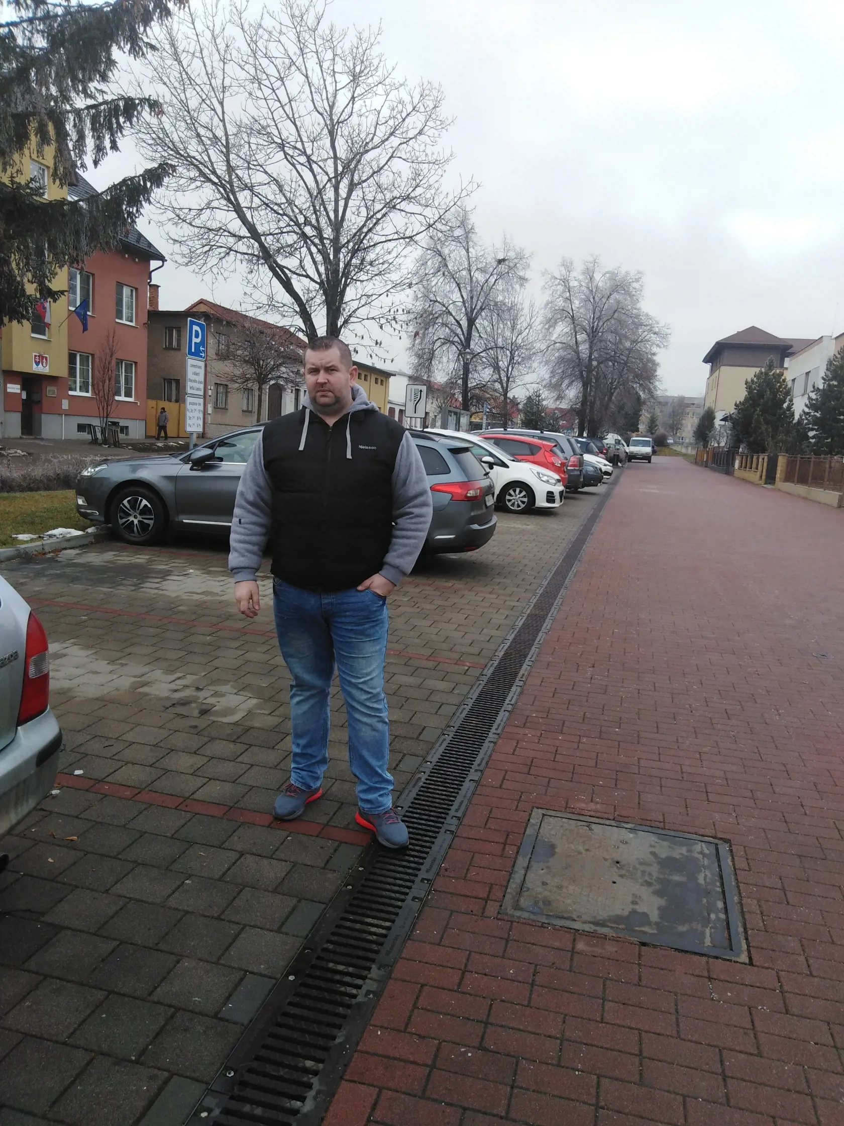 Lukáša Lacka z Veľkej Lomnice zadržali kukláči ako podozrivého z vraždy pumpára, neskôr sa ukázalo, že je nevinný.
