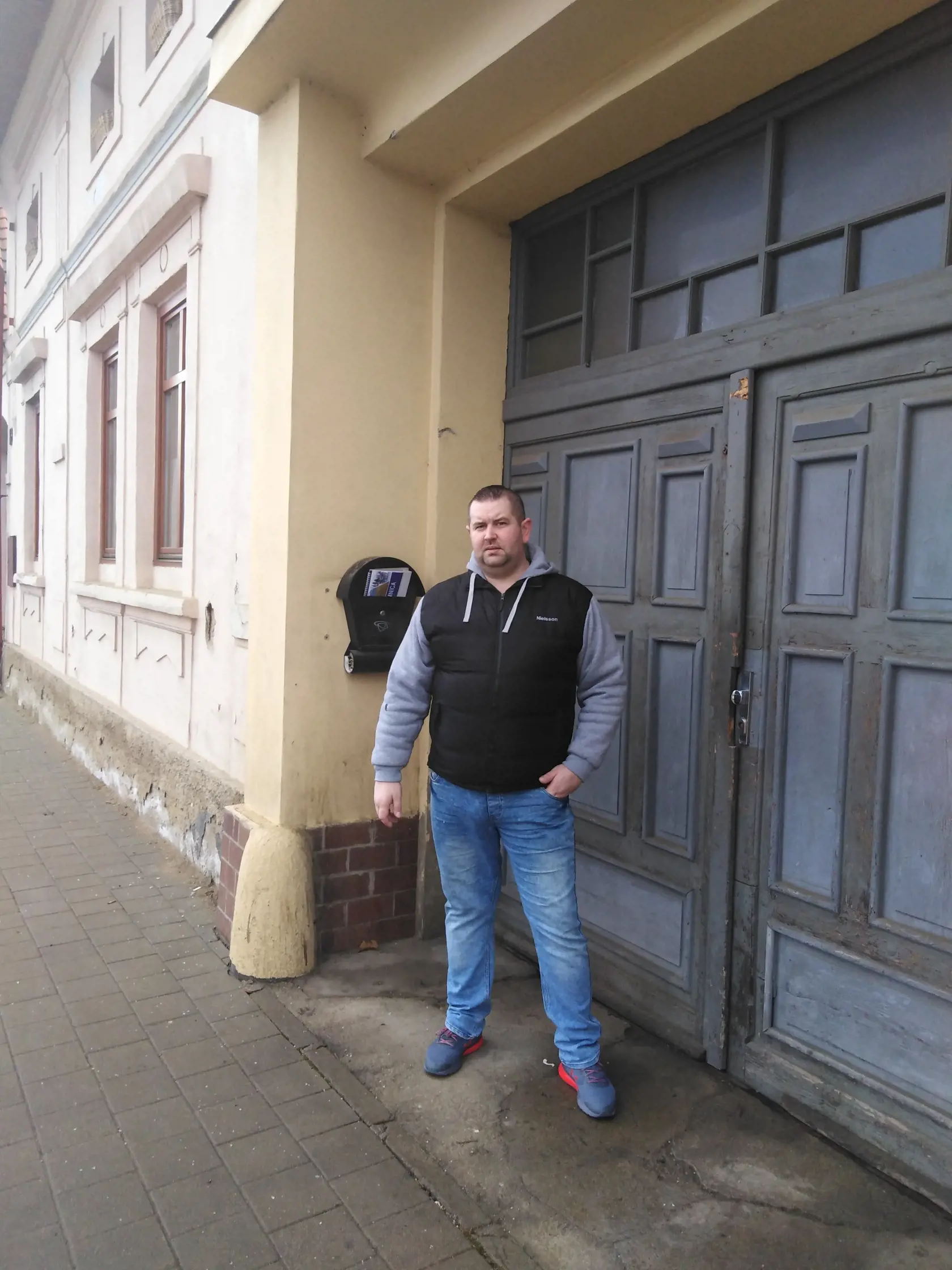 Lukáša Lacka z Veľkej Lomnice zadržali kukláči ako podozrivého z vraždy pumpára, neskôr sa ukázalo, že je nevinný.