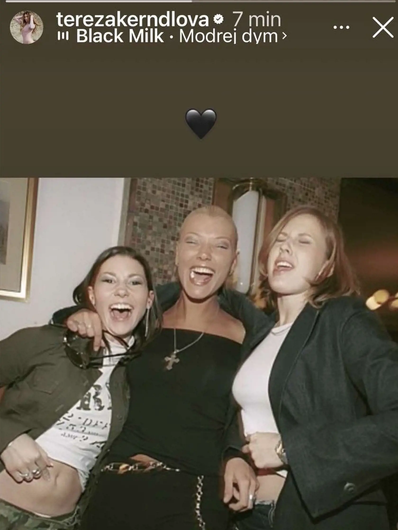 Speváčka Tereza Kerndlová (vľavo) je zo smrti Heleny Zeťovej (v strede) v šoku. Takto si ju uctila - archívnou fotkou, keď spolu pôsobili v kapele Black Milk. 