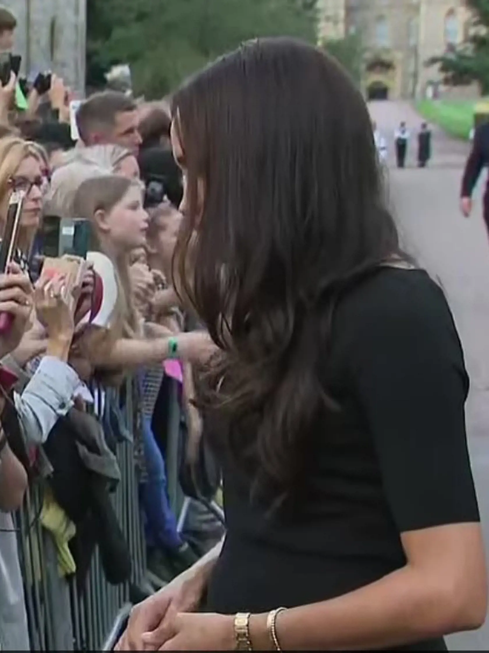 Princ a princezná z Walesu a vojvoda a vojvodkyňa zo Sussexu boli privítaní potleskom, keď spolu kráčali popri bránach hradu Windsor, keď si uctili dedičstvo Jej Veličenstva tým, že dočasne odložili bokom spory vyvolané Megxitom, ktoré rozbili kráľovskú rodinu v posledných rokoch a uvrhla britskú monarchiu do jednej z jej najvážnejších kríz.