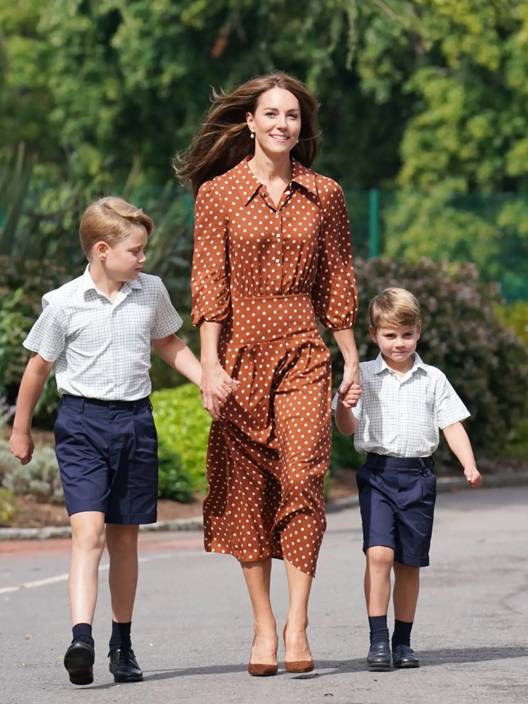 Kate a William sprevádzali deti do školy.