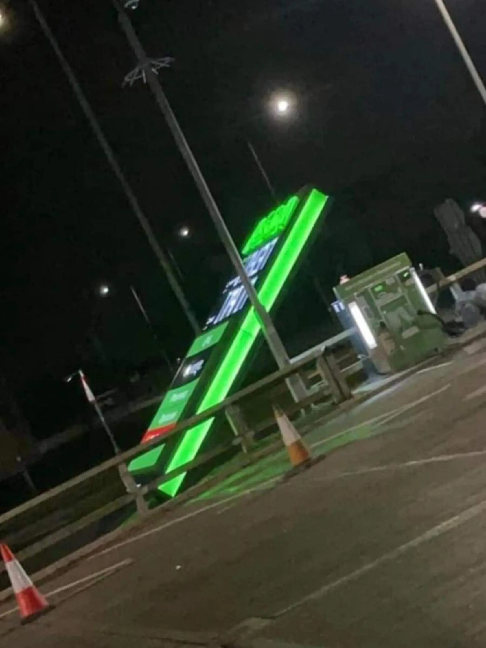 Viac ako 130 000 domácností ostalo bez elektriny, po tom čo Spojené Kráľovstvo zasiahla búrka Arwen. Víchrica si zatiaľ vyžiadala tri obete. V Británii naďalej platí výstraha.