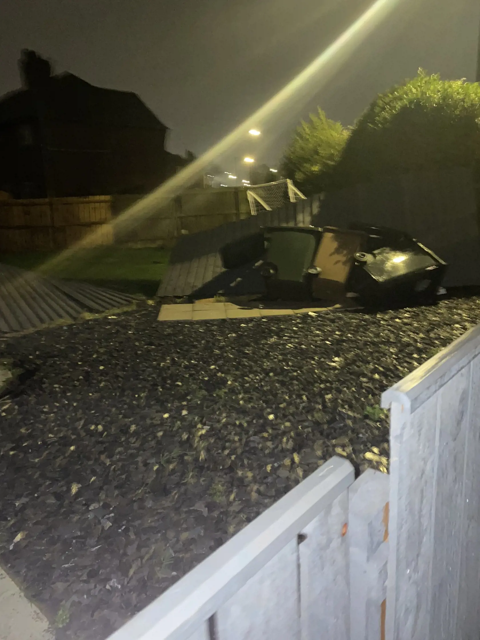 Polícia uviedla, že jedna obeť z Lancastera bola zabitá minulú noc okolo 23:00. V Severnom Írsku zahynul v piatok muž, keď jeho auto zasiahol padajúci strom v grófstve Antrim. A tretí zahynul, keď včera okolo 17:00 spadol strom na jeho auto v Aberdeenshire.
