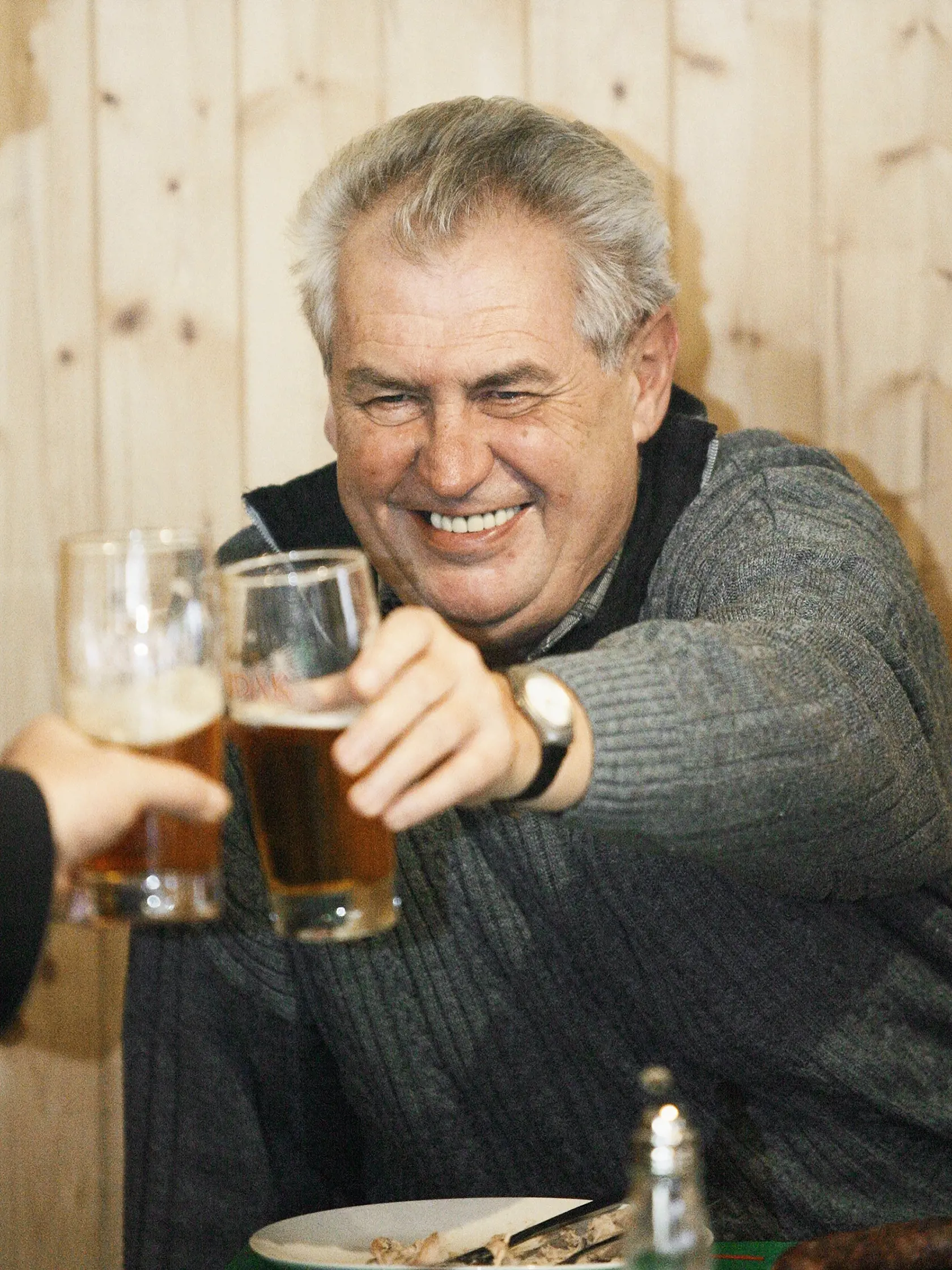 Má rád pivo, becherovku aj slivovicu.