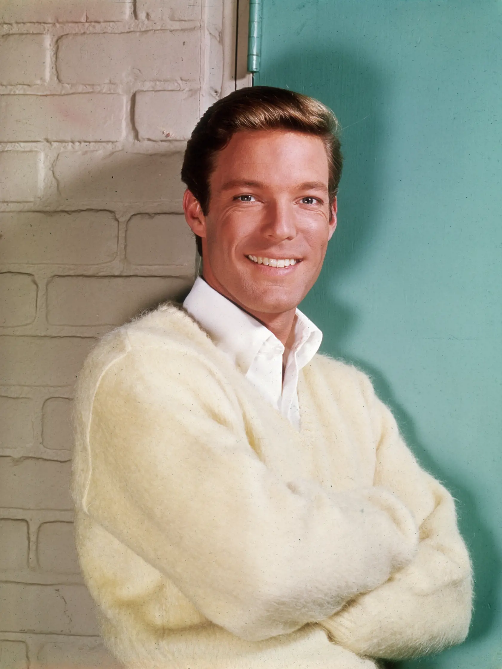 Richard Chamberlain sa stal v 60. rokoch idolom tínedžeriek vďaka seriálu Dr. Kildare, úspech pokračoval filmom Traja mušketieri, kde hral Aramisa, Muž so železnou maskou a seriálmi Šogun a Vtáky v tŕní. Foto z roku 1961.