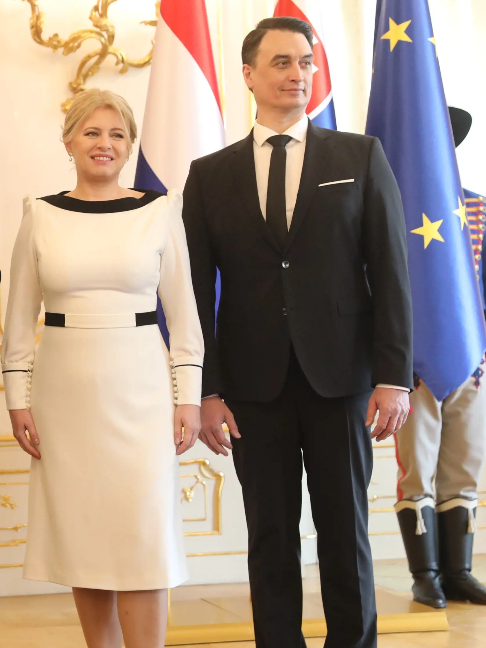 Čaputovú pri privítacom ceremoniáli sprevádzal jej partner Juraj Rizman, ktorého vizáž odborníčku nadchol najviac. „Pán Juraj Rizman je pre mňa príjemným prekvapením. Perfektný účes, oblek, košeľa doladená so šatami prezidentky, vyštíhlený a konečne má na tvári príjemný úsmev. Skvelá prezentácia!“ nešetrila chválou Holubová.