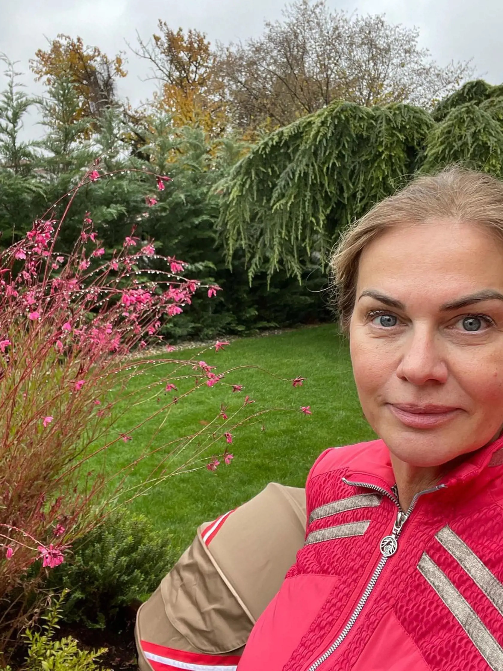 "Covidujeme totiž všetci traja, žiaľ. Maťo to už má pomaly za sebou, Leuška začala včera. Zvláda to dobre, trošku teplotka a soplik, dúfame že to aj tak ostane. Ja som bez príznakov, môj partner s horúčkami štyridsiatkami a kašľom a slabosťou, tak mám “službu” 24/7. Neviem ako dlho to potrvá, sme zaočkovaní, no stalo sa. Znášame to však racionálne, aj keď to je, minimálne u Ľuba, vážnejšie, ale drží sa tiež statočne. Tak sa držte aj vy všetci. Naozaj to nie je chrípočka," informovala Monika.