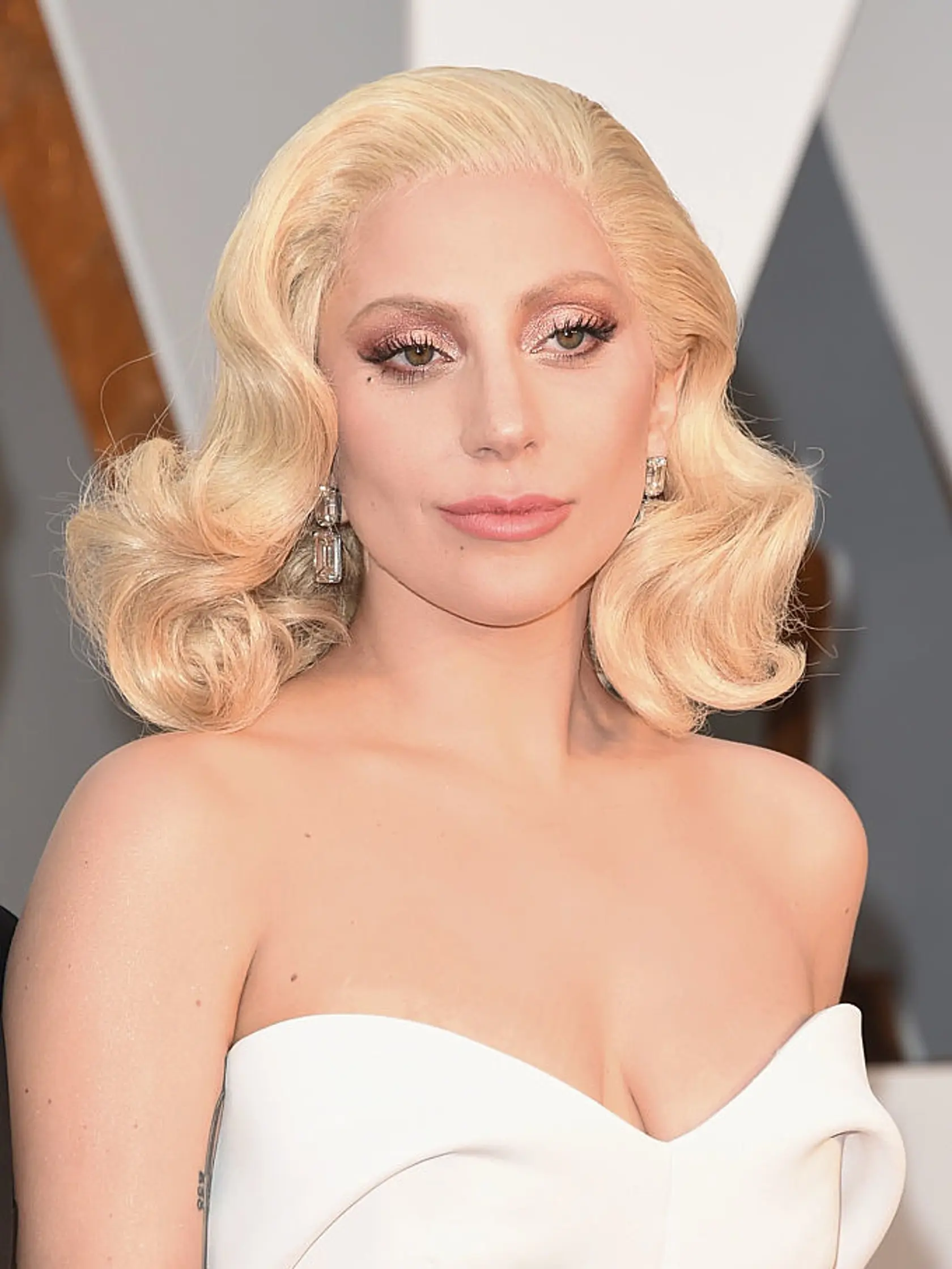 „Najsexy speváčkou“ sa stala americká speváčka Lady Gaga (31).