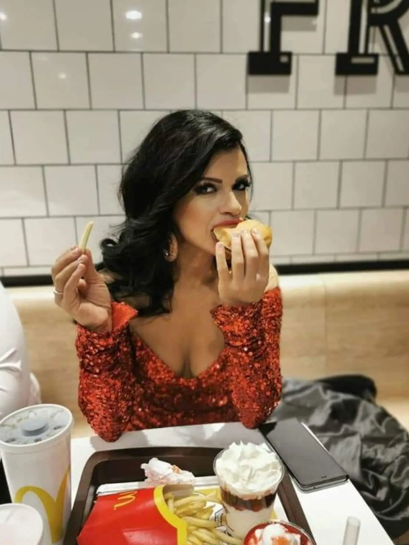 Silvia Šarköziová si dopraje aj hamburger a hranolky.