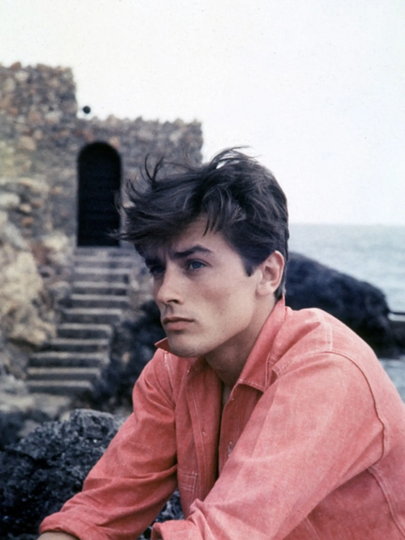 Príťažlivý mladík: Vyučený mäsiar a vojak v Indočíne Alain Delon na fotografii z roku 1960 na začiatku hereckej kariéry.