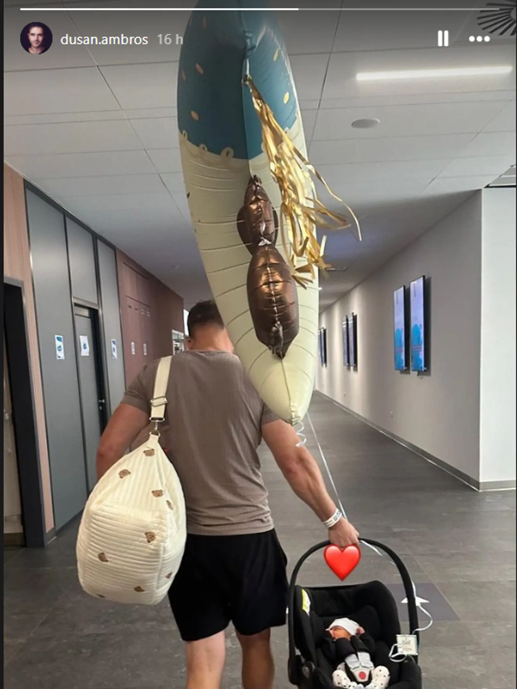 Dušan Ambróš si berie svoj malý poklad domov.