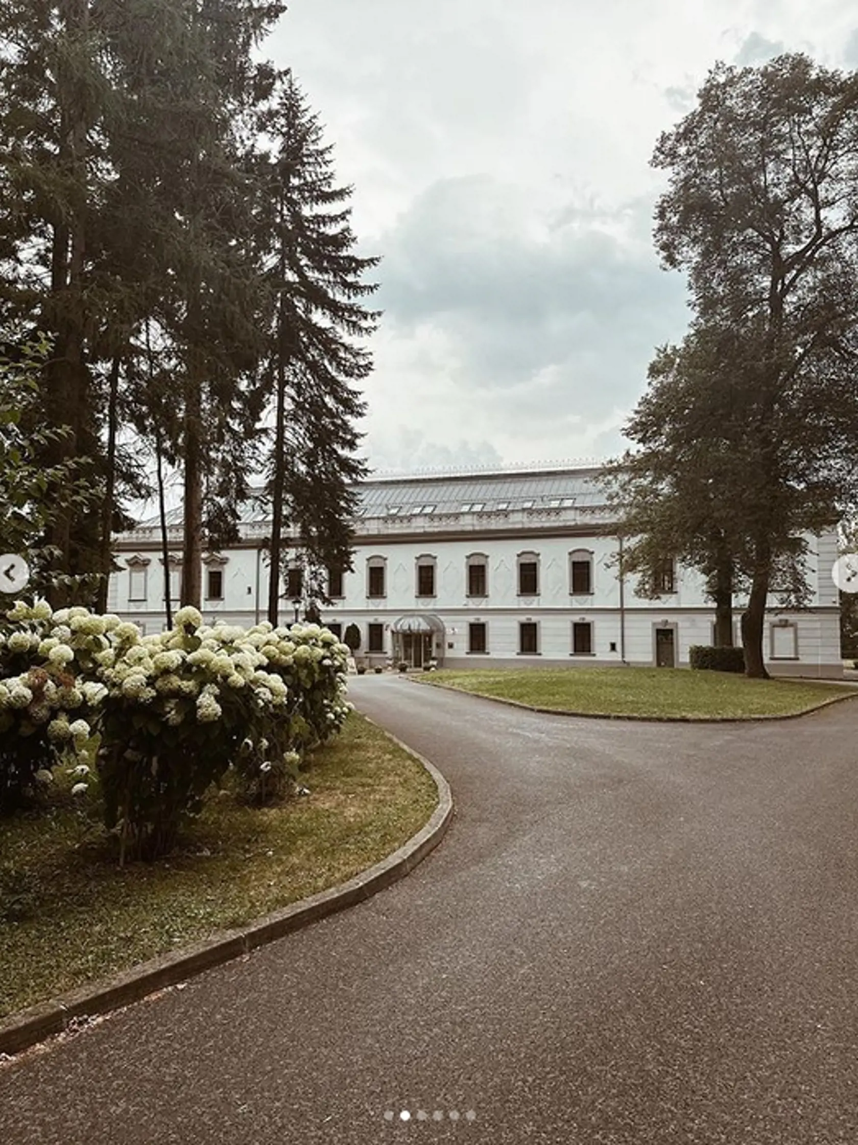 V mestskej časti Považskej Bystrice sa nachádza luxusný štvorhviezdičkový hotel, ktorý hostil aj manželov Gáboríkovcov.