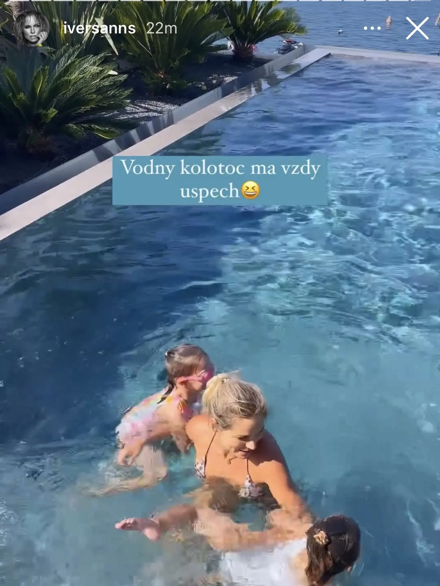 S dievčatkami si rada zašantí v bazéne.