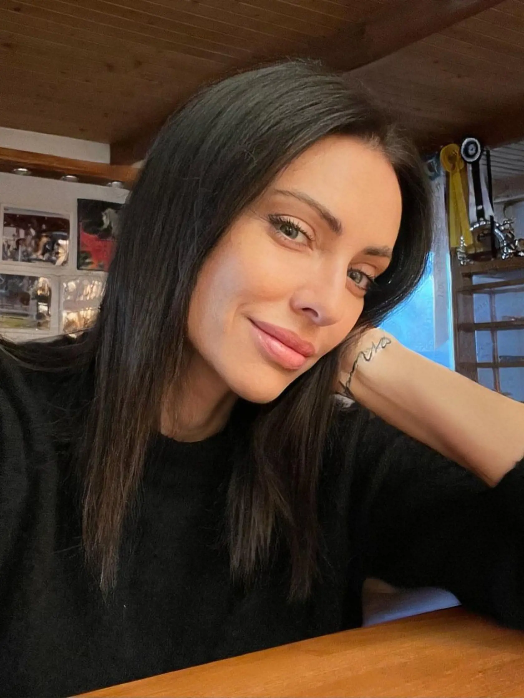 "Well, I am just waiting for you…❤️," pripísala k fotke Šebestová.