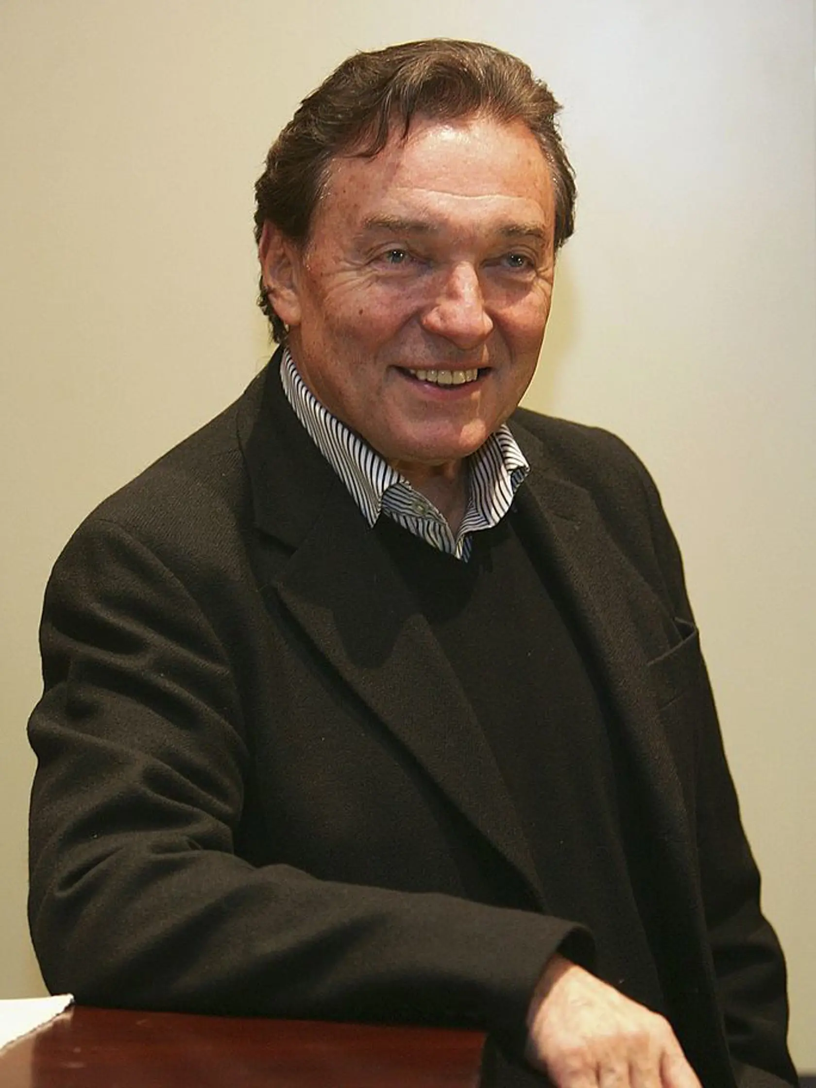 Karel Gott bol legendárny český spevák, známy ako „Zlatý hlas z Prahy,“ ktorý sa preslávil nielen v Československu, ale aj na medzinárodnej hudobnej scéne.