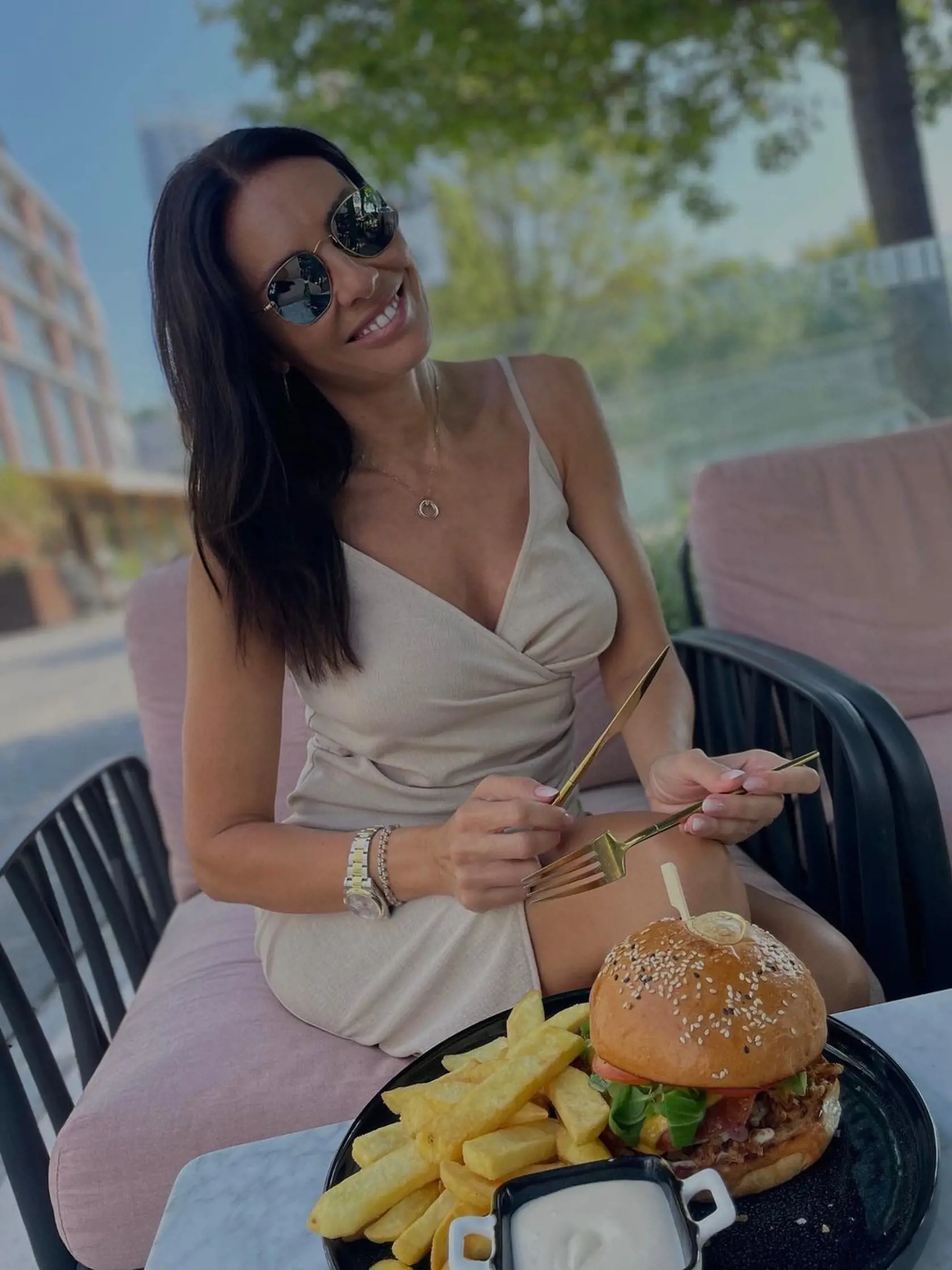 "To, aby ste si nemysleli, že nic nejem! 😂 Doprajem si aj takýto “cheat day” a to rovno po tréningu. 😉," prezradila Šebestová.