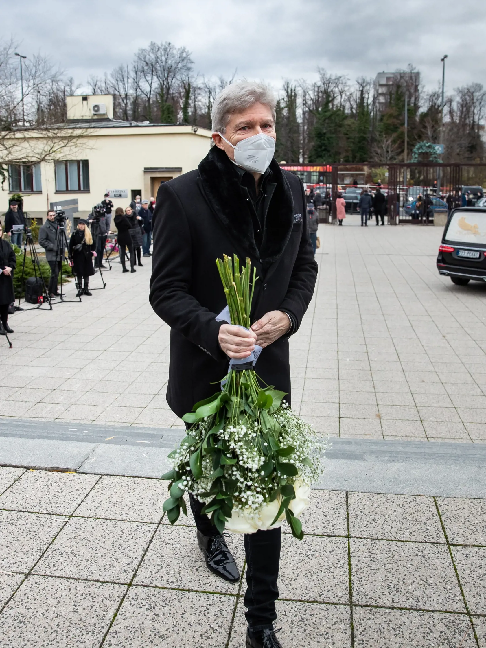 Pohreb speváka Miroslava Žbirku v pražskom krematóriu Strašnice. Na snímke Štefan Skrúcaný.