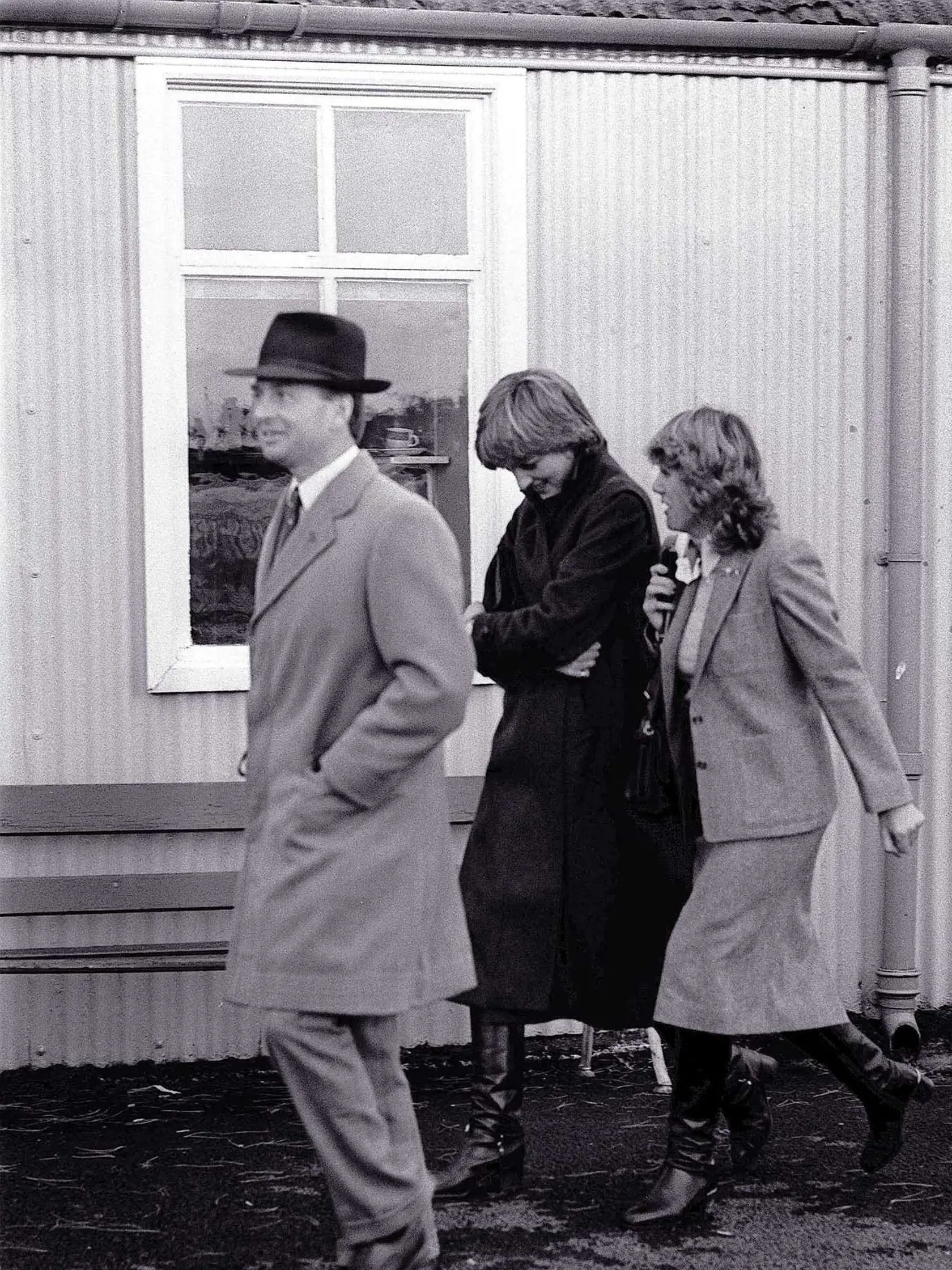 Princezná Diana a vojvodkyňa Camilla bok po boku. Diana mala takmer na každej fotografii sklonenú hlavu.