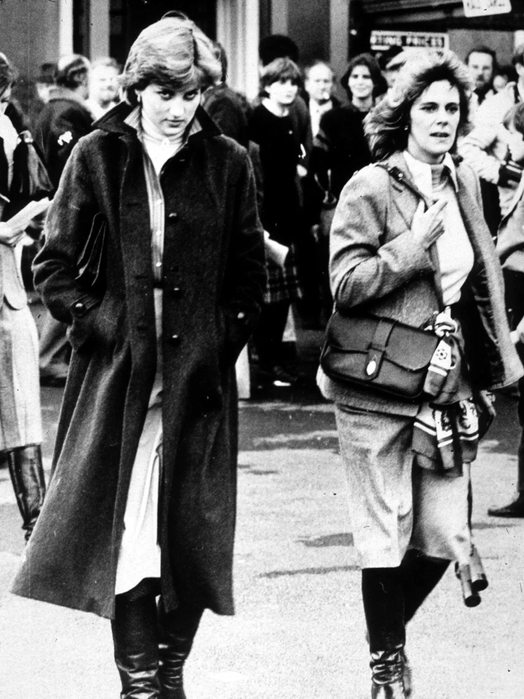 Diana a Camilla kráčajú bok po boku.