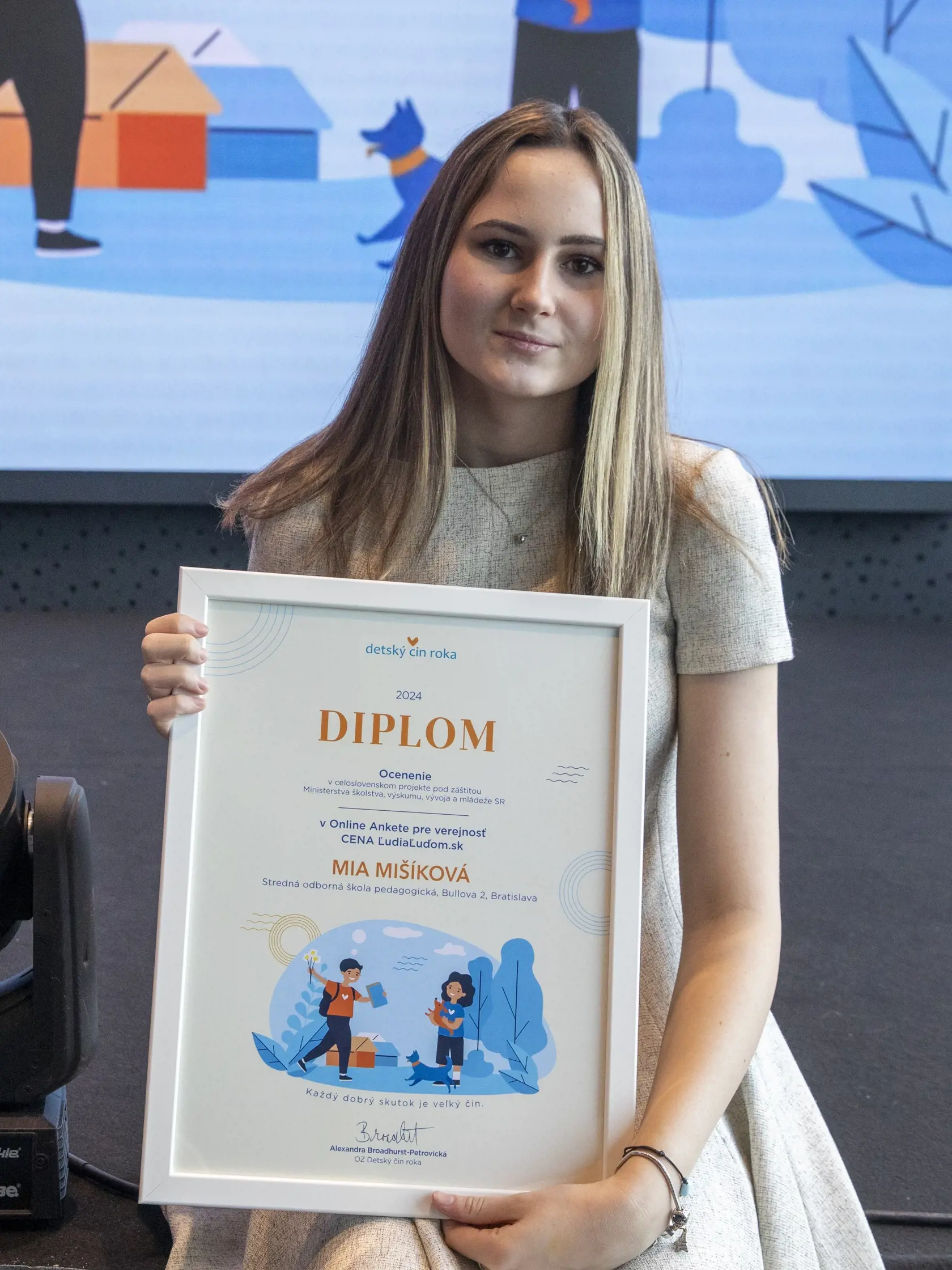 Na snímke je ocenená Mia Mišíková za Detský čin roka 2024 v kategórii Ľudia ľuďom zo Strednej odbornej školy pdagogickej v Bratislave.