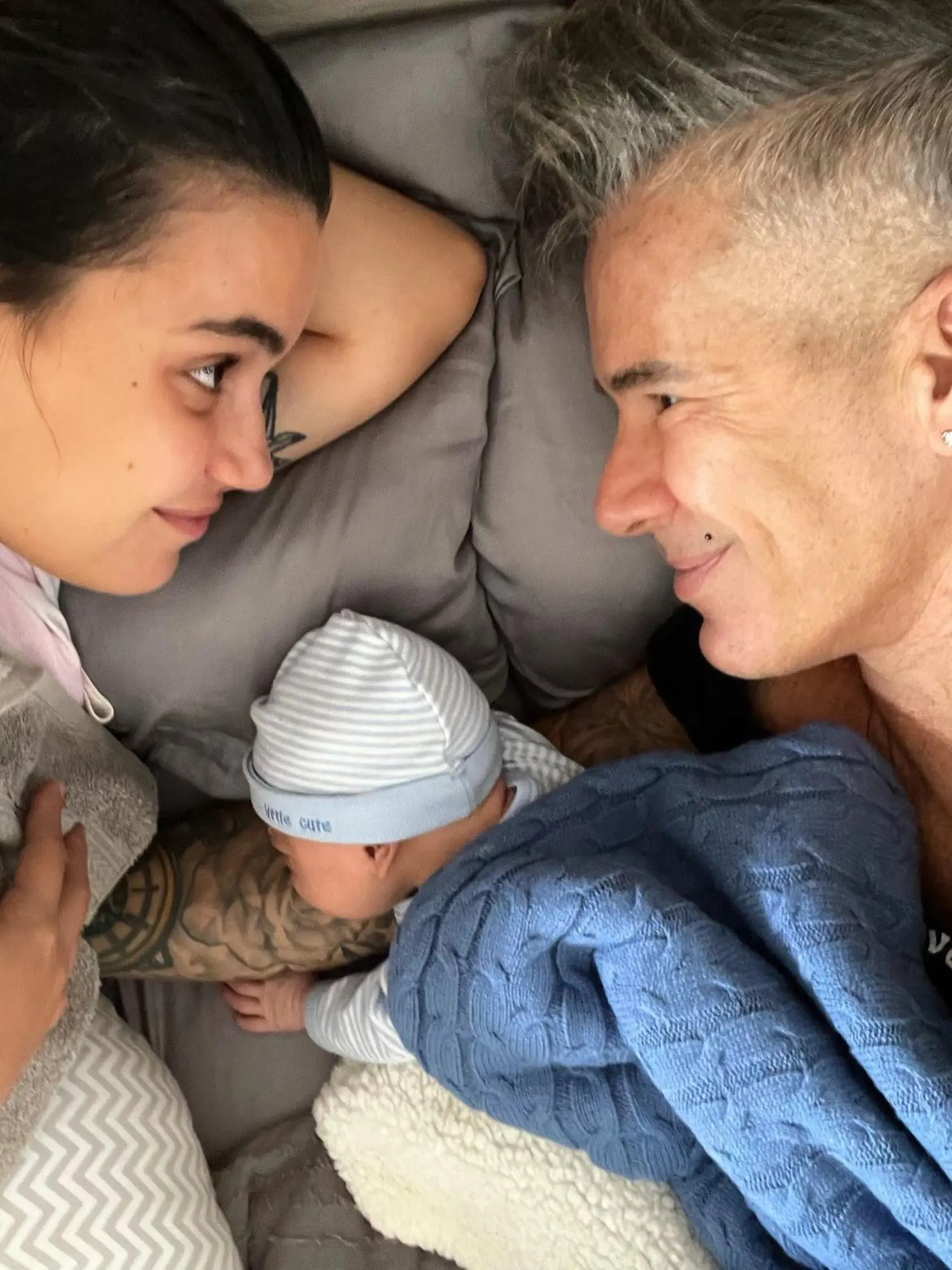 Fernando Carrillo s manželkou Mariou Gabrielou a synčekom