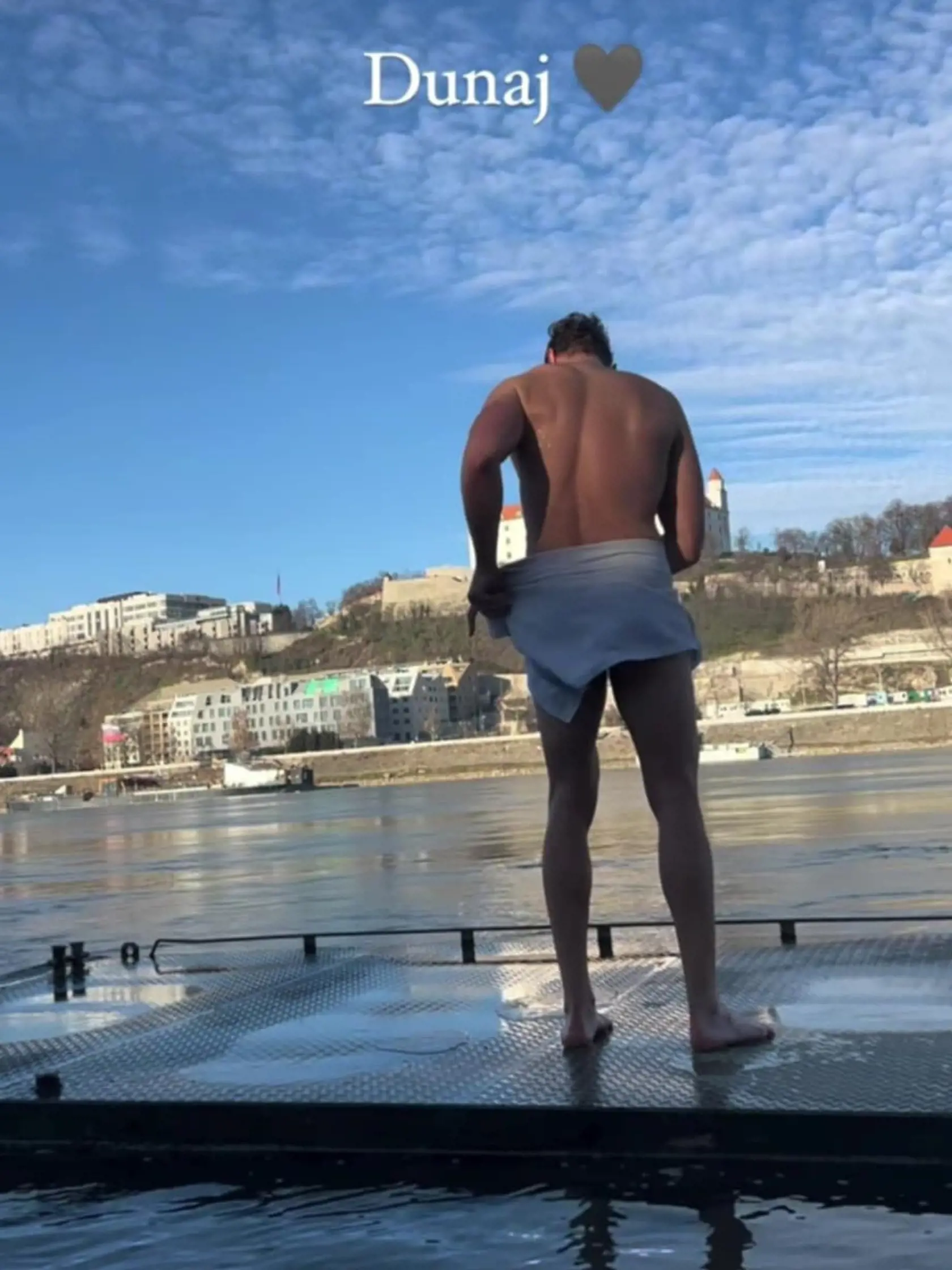 Ján Bakala z Dunaja sa pochválil vyrysovaným telom. 