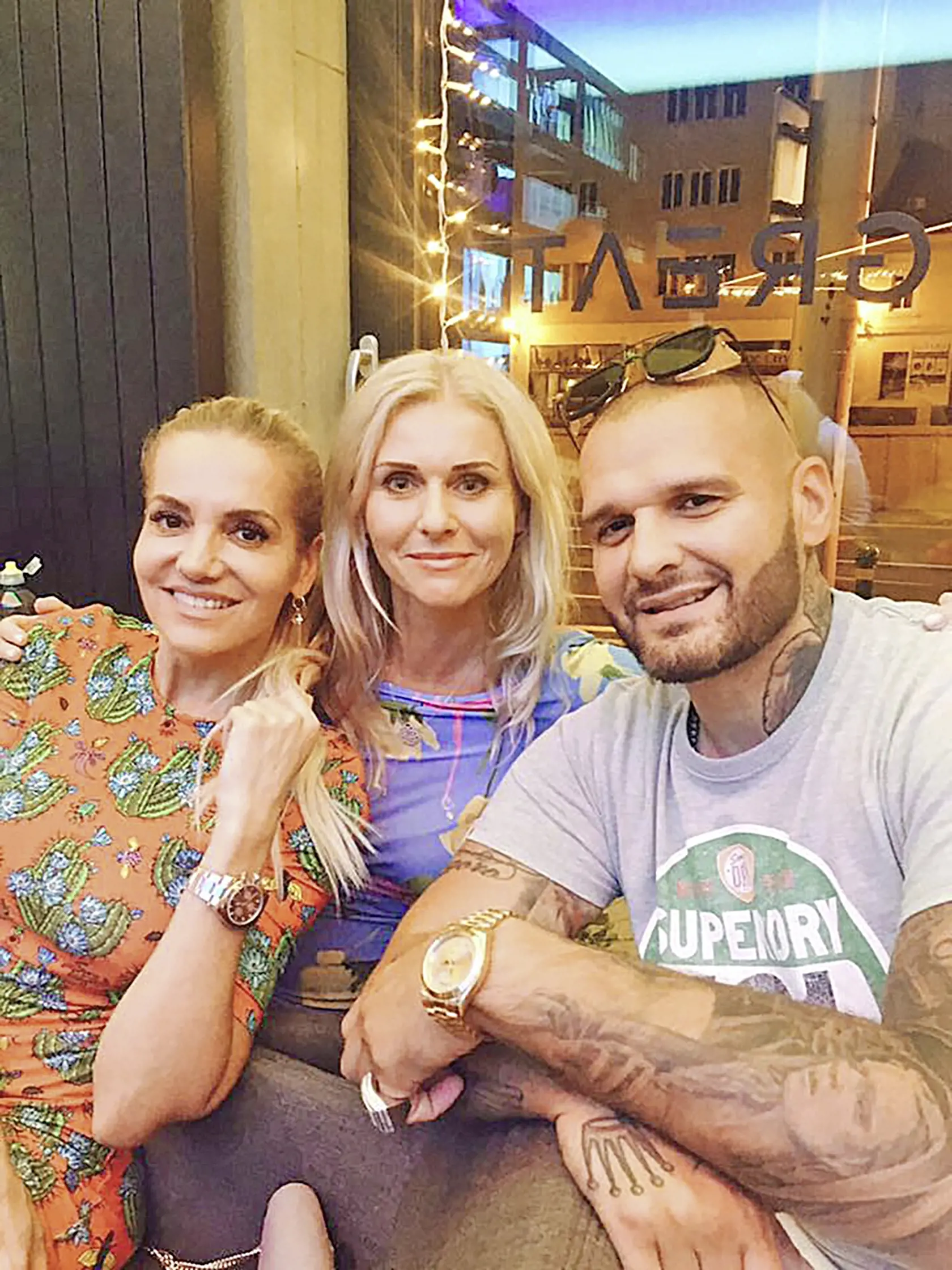 Bývalá štátna tajomníčka Monika Jankovská na večierku spolu s Darou Rolins a Rytmusom. Jankovská je dnes obvinená z korupcie na súdoch.