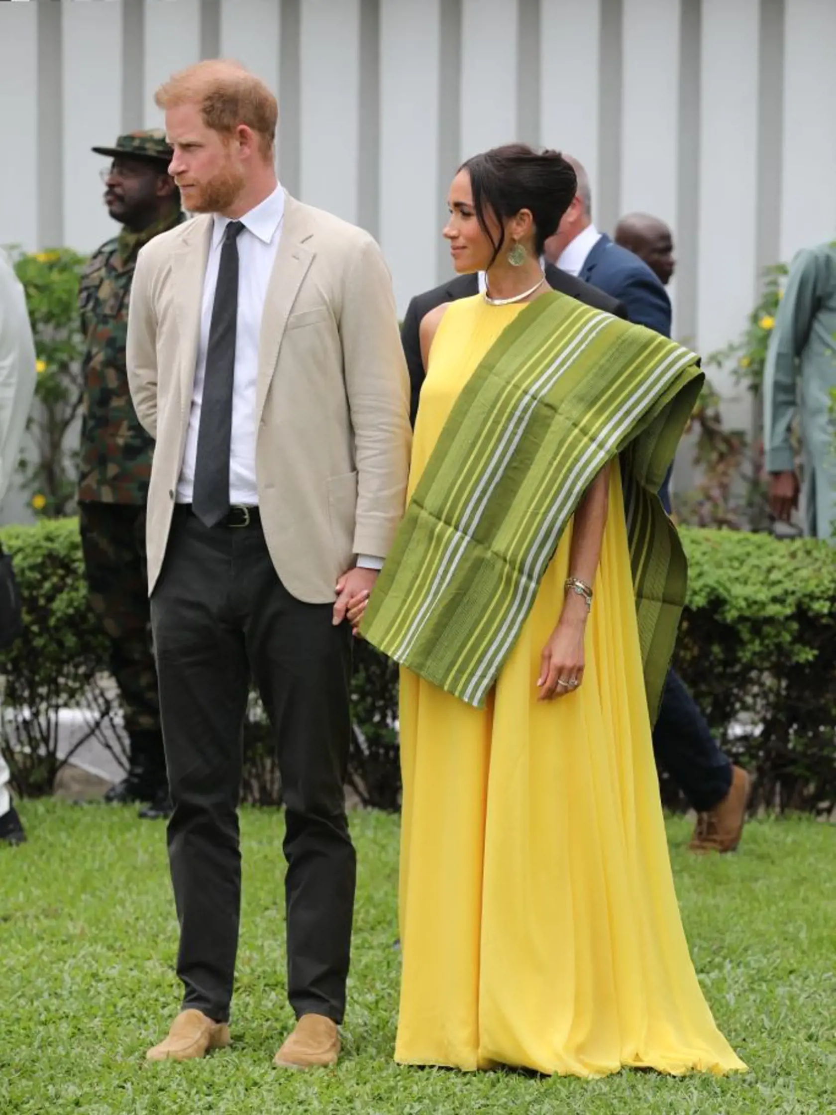 Princ Harry a Meghan Markle navštívili Nigériu. Vojvodkyňa oslnila hostiteľov v žltých šatách.