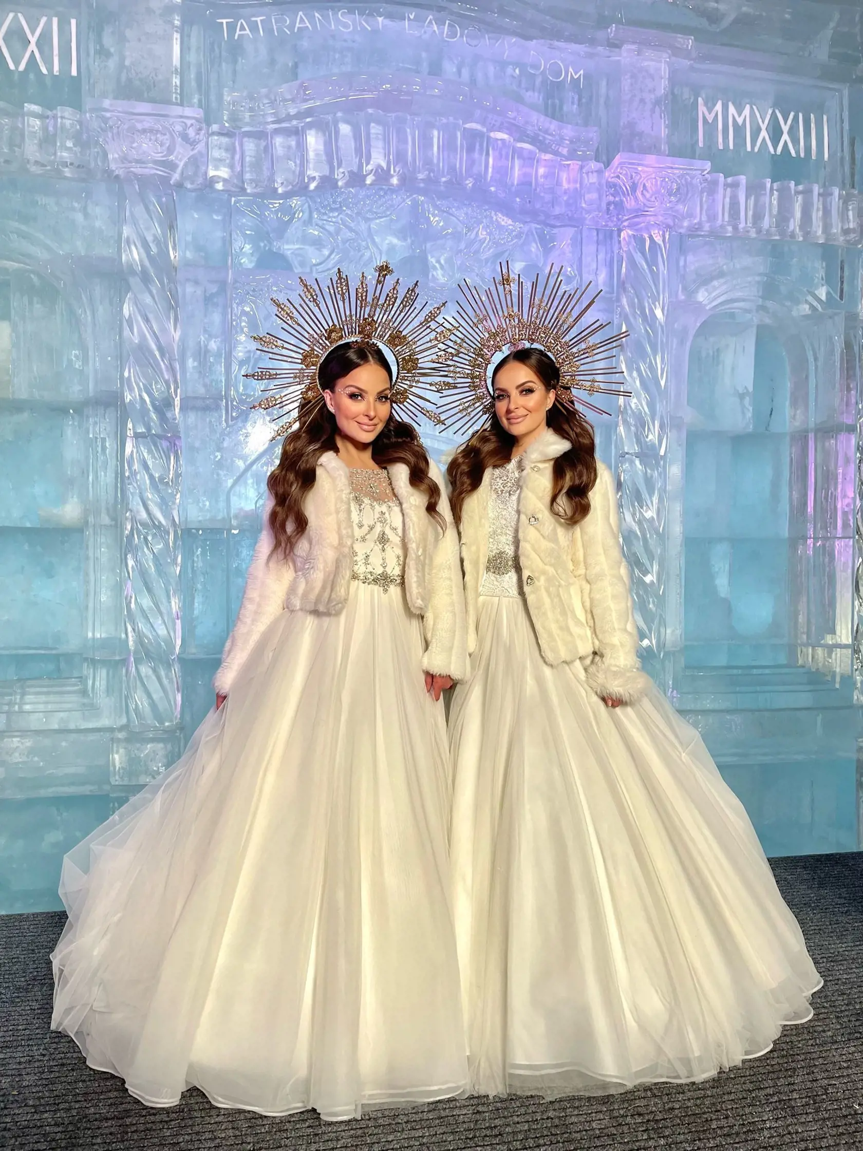Twiins-ky ako ľadové kráľovné s honosnými halo crowns na hlavách.