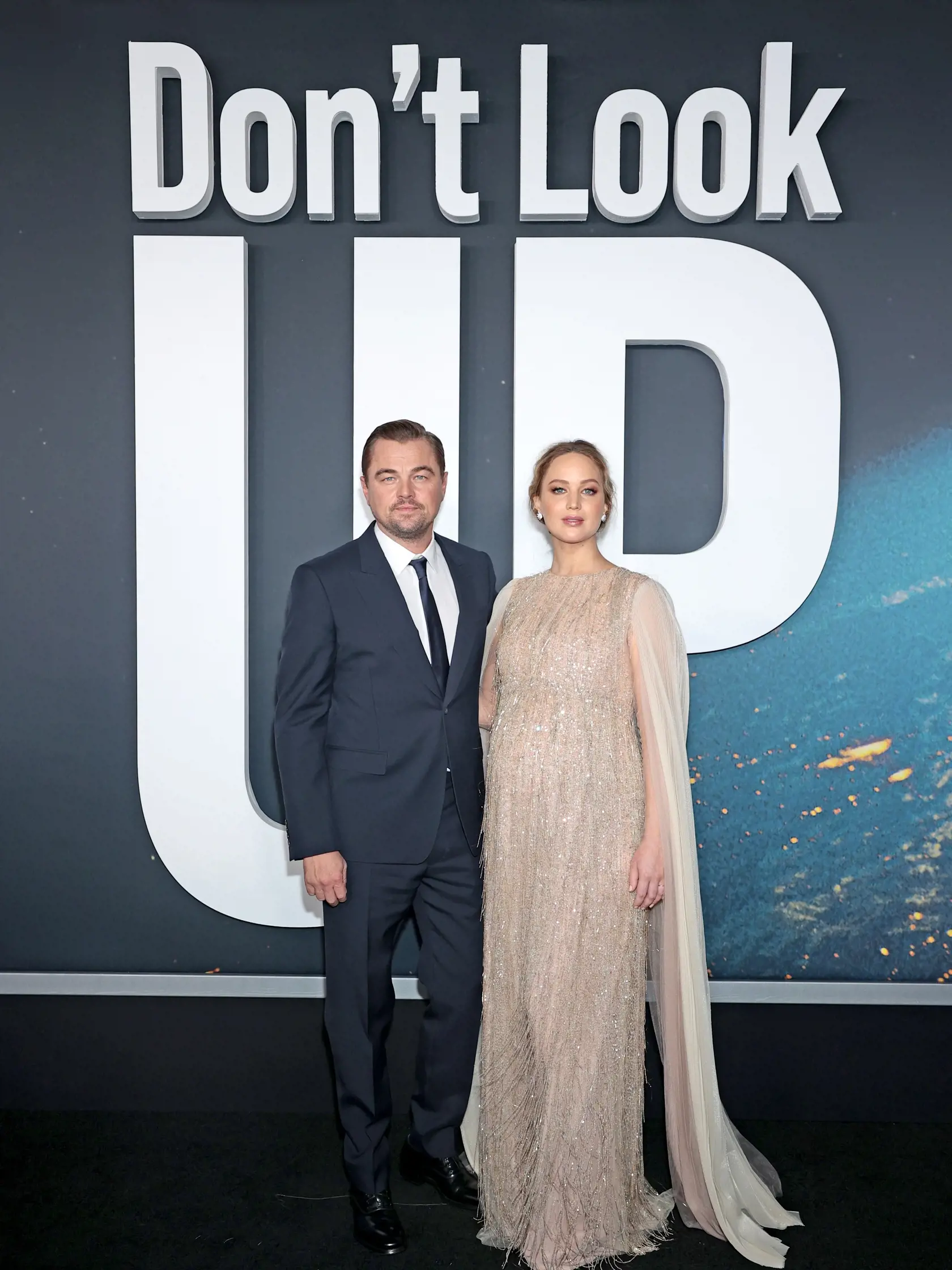 Leonardo DiCaprio a Jennifer Lawrence na kino premiére filmu K zemi hľaď.