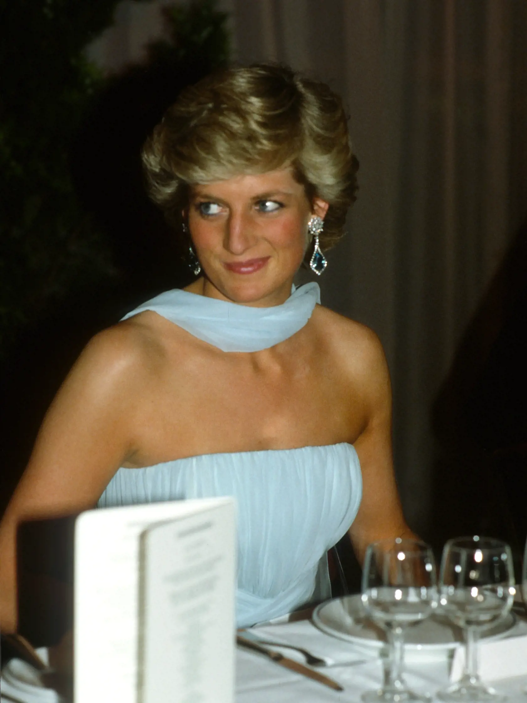 V roku 1987 zavítala do Cannes na filmový festival aj princezná Diana († 36), ktorá by nedávno oslávila svoje 60. narodeniny. Pred tým, než si dala Diana svoje krásne šaty na slávnostnú večeru, pricestovala na festival v bielom sáčku a modrej, vzorovanej sukni, taktiež z kolekcie Catherine Walker.