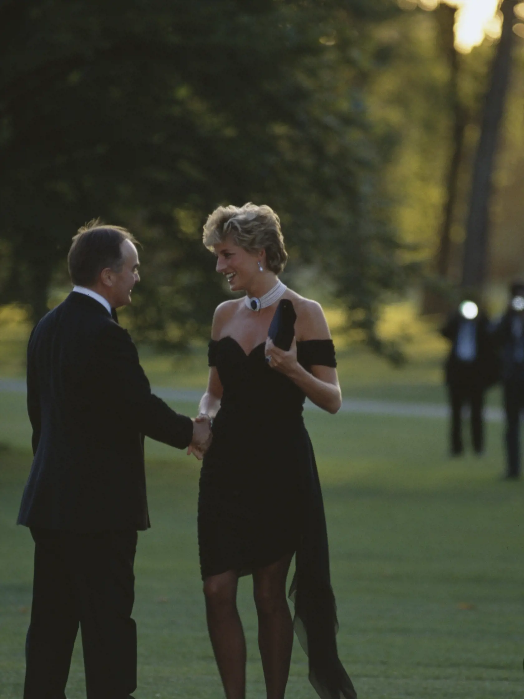 Princezná Diana v "šatách pomsty" v roku 1994.