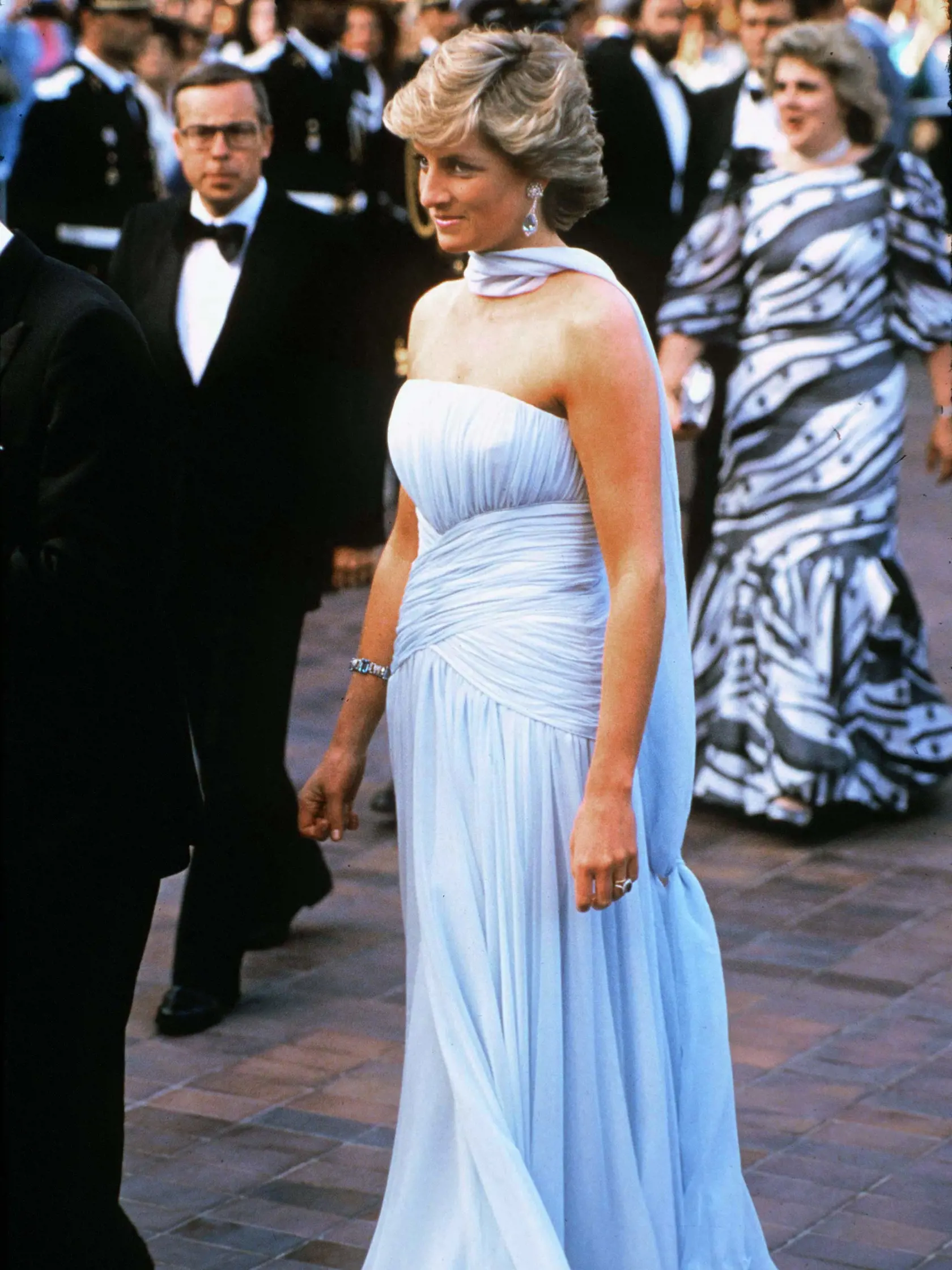 V roku 1987 zavítala do Cannes na filmový festival aj princezná Diana († 36), ktorá by nedávno oslávila svoje 60. narodeniny. Pred tým, než si dala Diana svoje krásne šaty na slávnostnú večeru, pricestovala na festival v bielom sáčku a modrej, vzorovanej sukni, taktiež z kolekcie Catherine Walker.