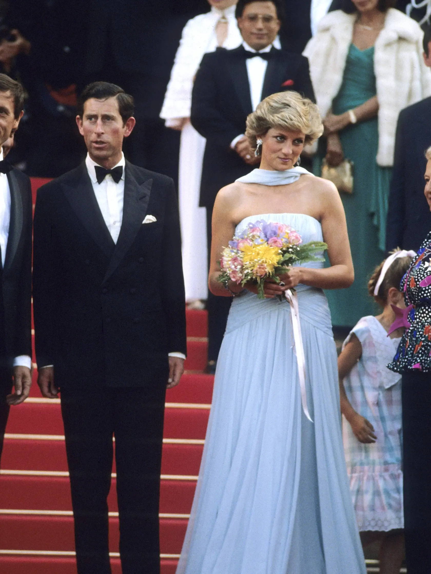 V roku 1987 zavítala do Cannes na filmový festival aj princezná Diana († 36), ktorá by nedávno oslávila svoje 60. narodeniny. Pred tým, než si dala Diana svoje krásne šaty na slávnostnú večeru, pricestovala na festival v bielom sáčku a modrej, vzorovanej sukni, taktiež z kolekcie Catherine Walker.