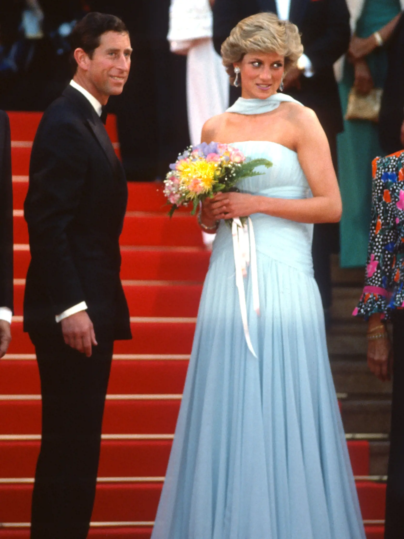 V roku 1987 zavítala do Cannes na filmový festival aj princezná Diana († 36), ktorá by nedávno oslávila svoje 60. narodeniny. Pred tým, než si dala Diana svoje krásne šaty na slávnostnú večeru, pricestovala na festival v bielom sáčku a modrej, vzorovanej sukni, taktiež z kolekcie Catherine Walker.