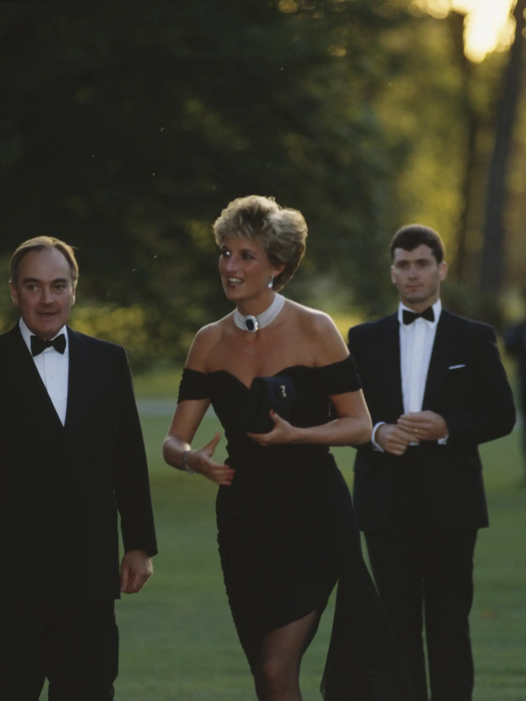 Princezná Diana v "šatách pomsty" v roku 1994.