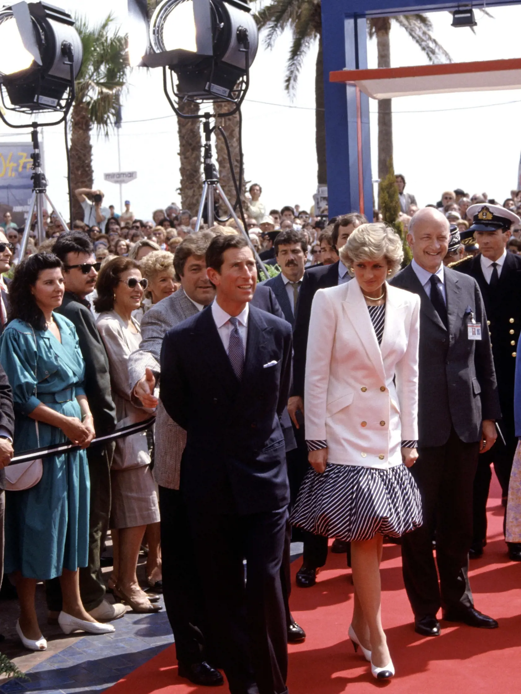 V roku 1987 zavítala do Cannes na filmový festival aj princezná Diana († 36), ktorá by nedávno oslávila svoje 60. narodeniny. Pred tým, než si dala Diana svoje krásne šaty na slávnostnú večeru, pricestovala na festival v bielom sáčku a modrej, vzorovanej sukni, taktiež z kolekcie Catherine Walker.