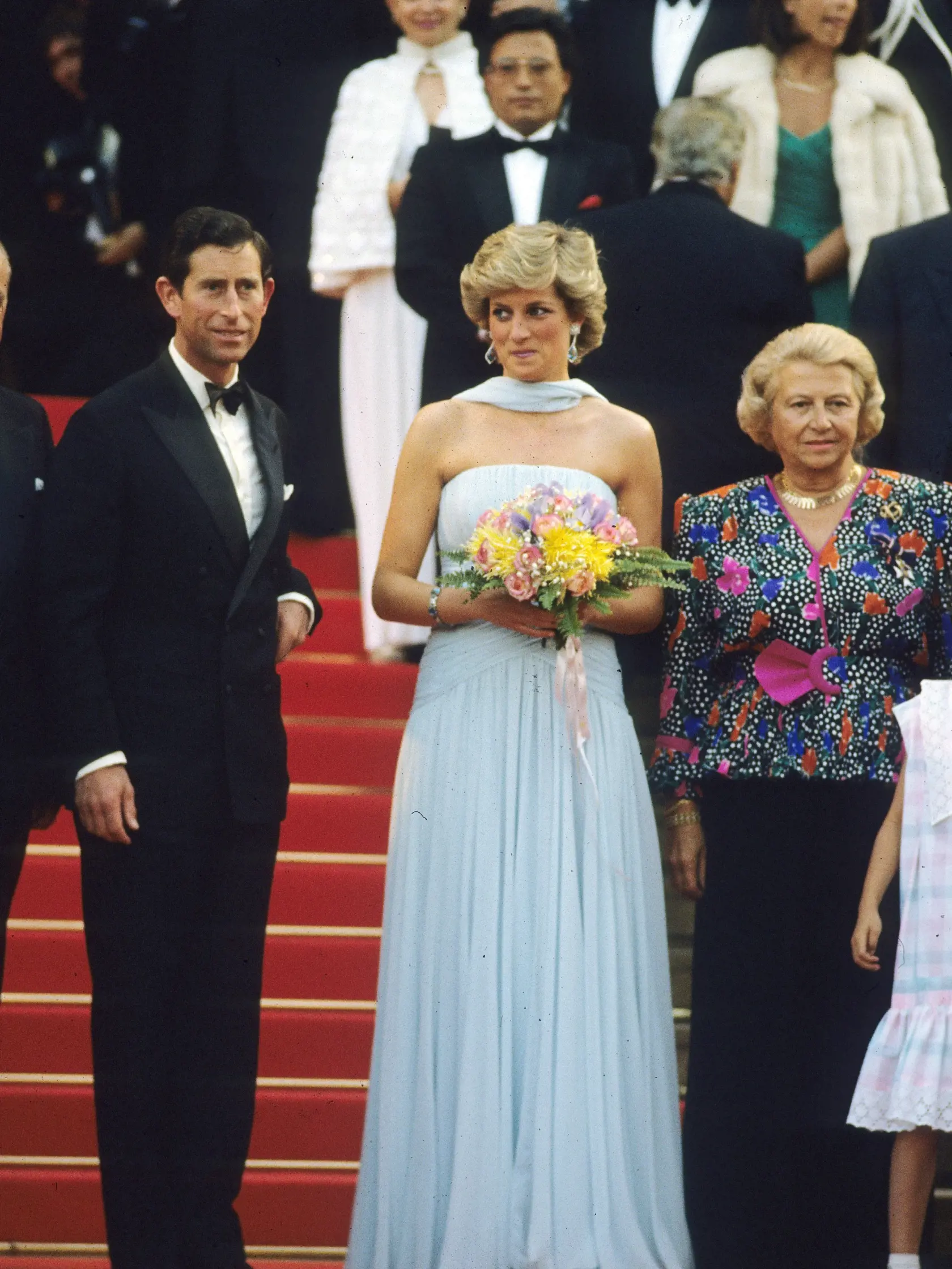V roku 1987 zavítala do Cannes na filmový festival aj princezná Diana († 36), ktorá by nedávno oslávila svoje 60. narodeniny. Pred tým, než si dala Diana svoje krásne šaty na slávnostnú večeru, pricestovala na festival v bielom sáčku a modrej, vzorovanej sukni, taktiež z kolekcie Catherine Walker.