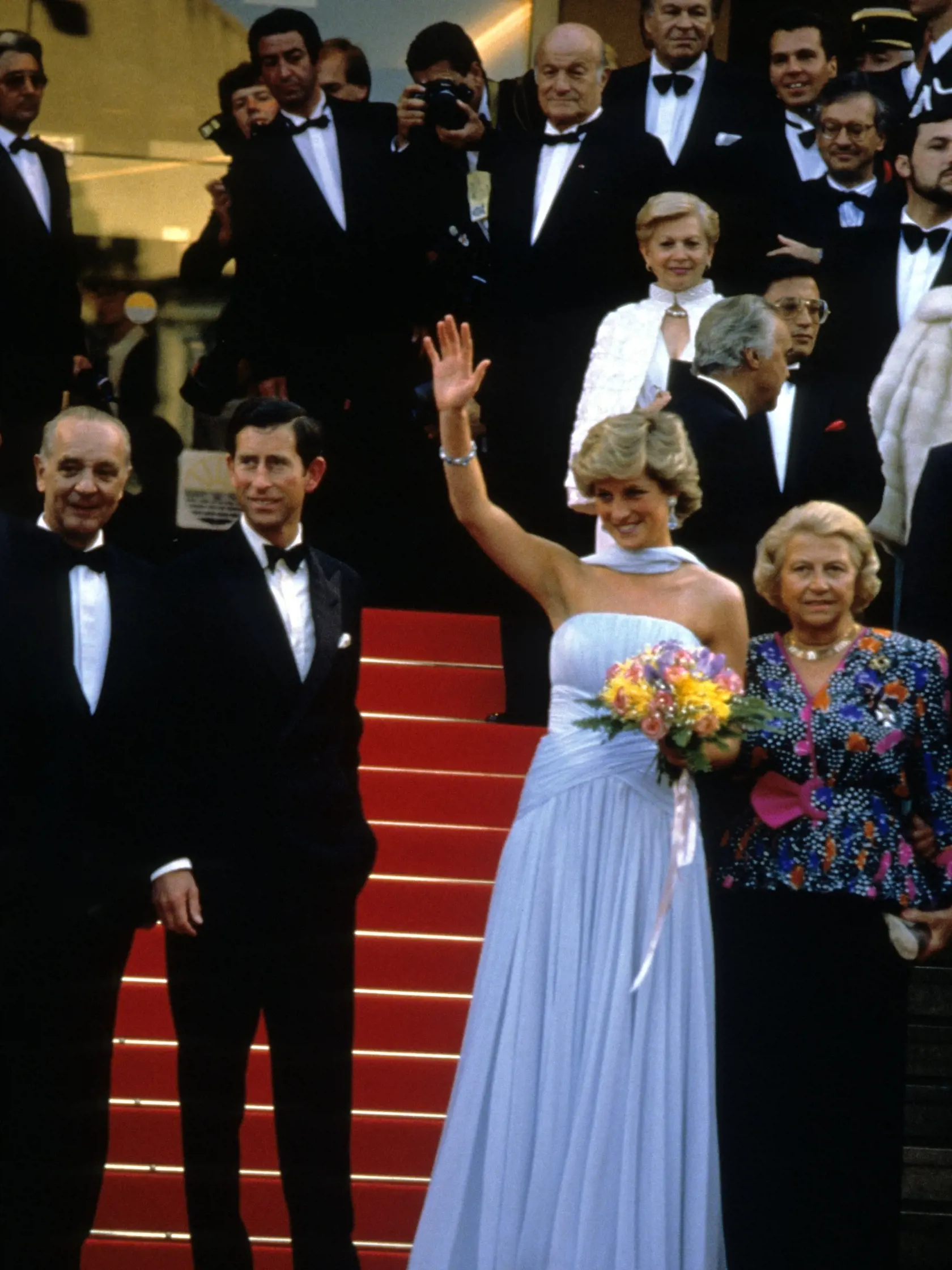 V roku 1987 zavítala do Cannes na filmový festival aj princezná Diana († 36), ktorá by nedávno oslávila svoje 60. narodeniny. Pred tým, než si dala Diana svoje krásne šaty na slávnostnú večeru, pricestovala na festival v bielom sáčku a modrej, vzorovanej sukni, taktiež z kolekcie Catherine Walker.