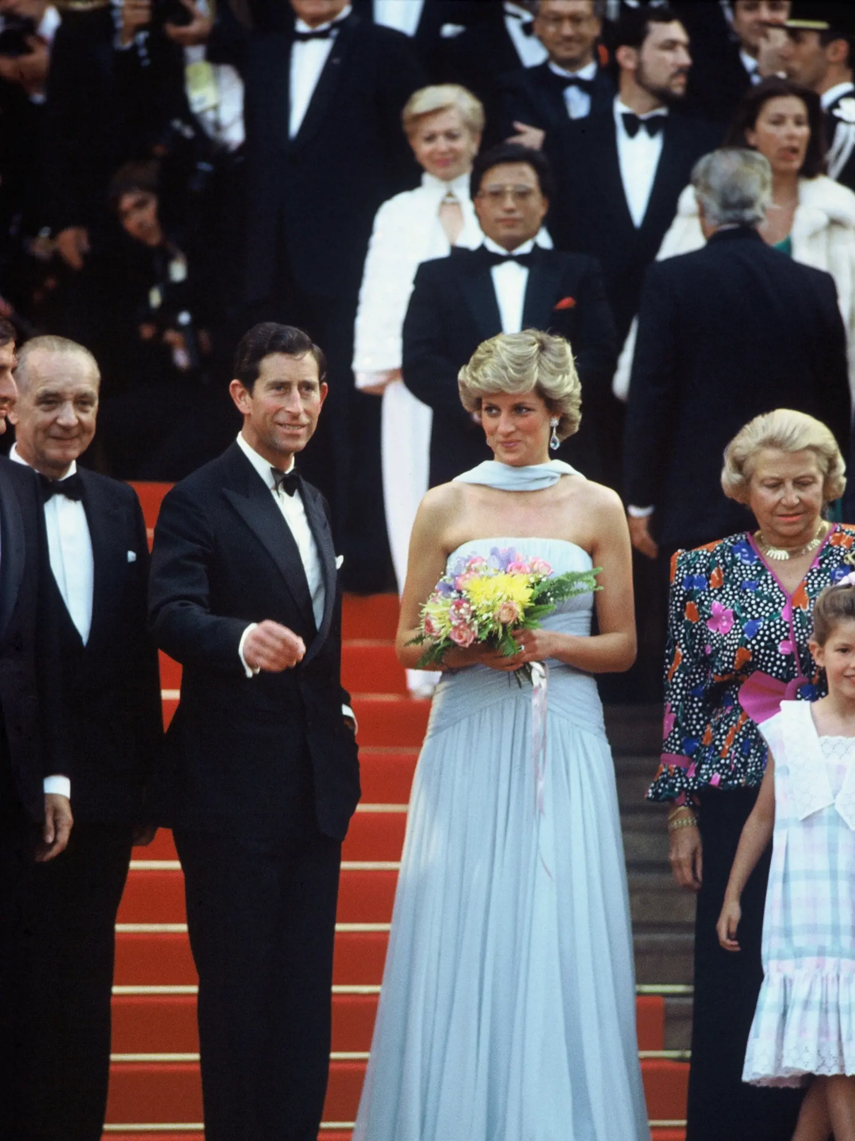 V roku 1987 zavítala do Cannes na filmový festival aj princezná Diana († 36), ktorá by nedávno oslávila svoje 60. narodeniny. Pred tým, než si dala Diana svoje krásne šaty na slávnostnú večeru, pricestovala na festival v bielom sáčku a modrej, vzorovanej sukni, taktiež z kolekcie Catherine Walker.